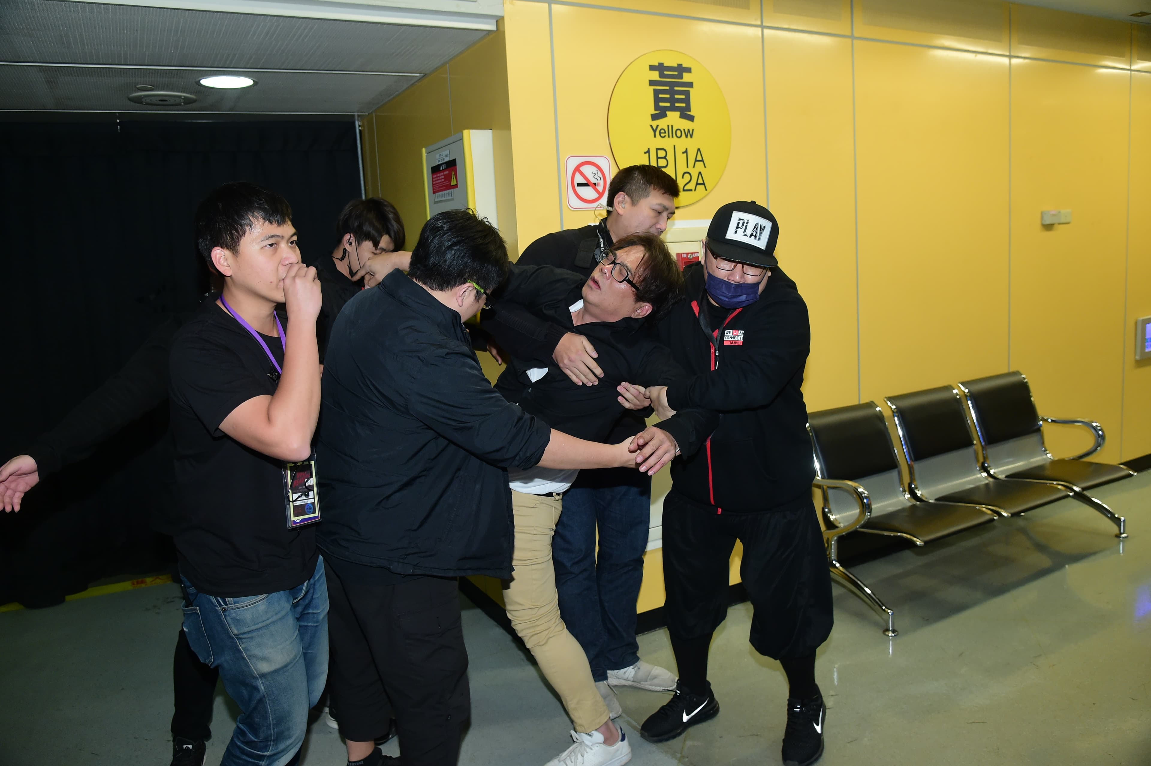 一名男粉絲因情緒過度失控，遭拖出場外。