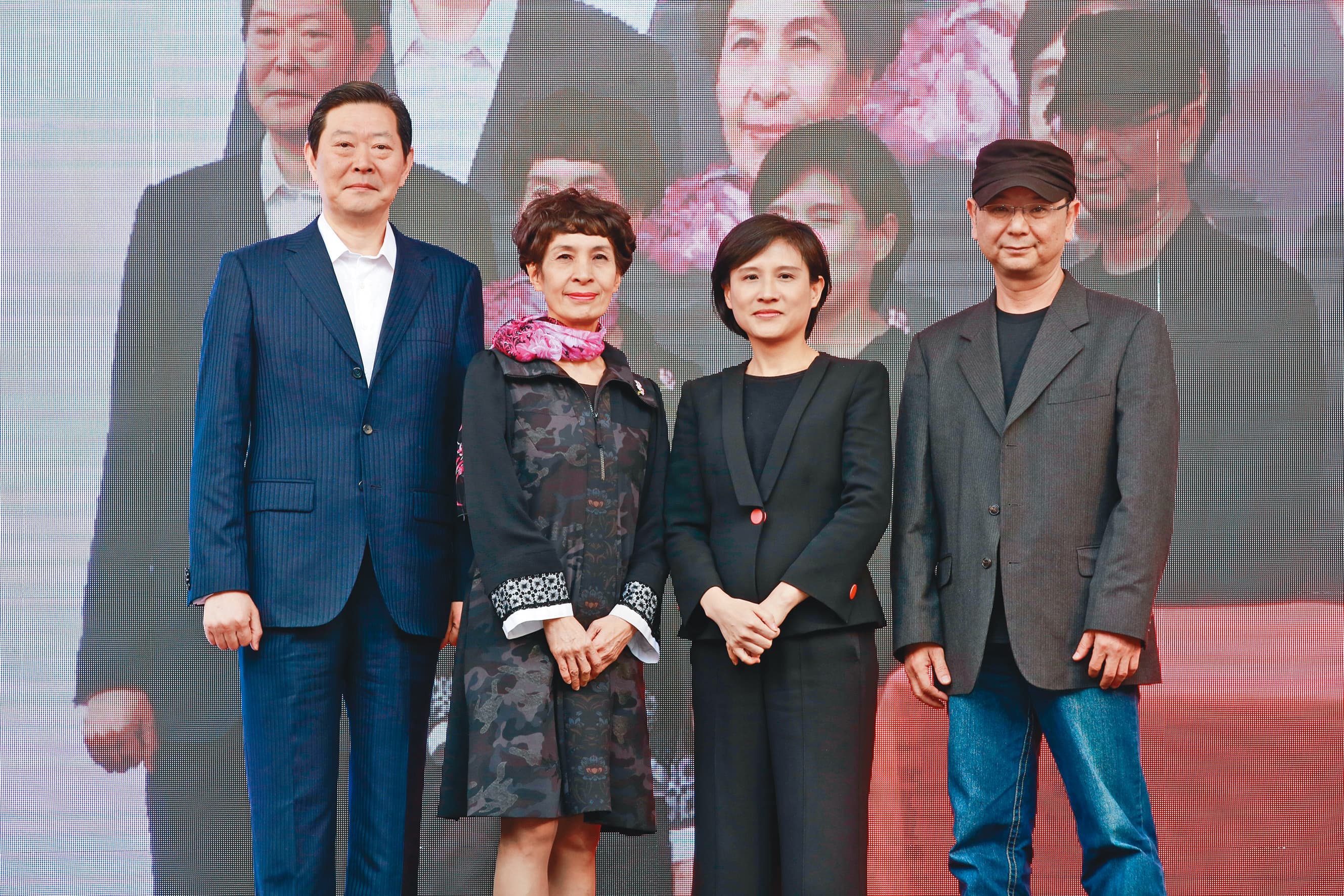 文化部長鄭麗君(右二)出席記者會,力挺台灣首部政治職人劇。左起李登輝辦公室主任王燕軍、監製馮賢賢、編劇李志薔。