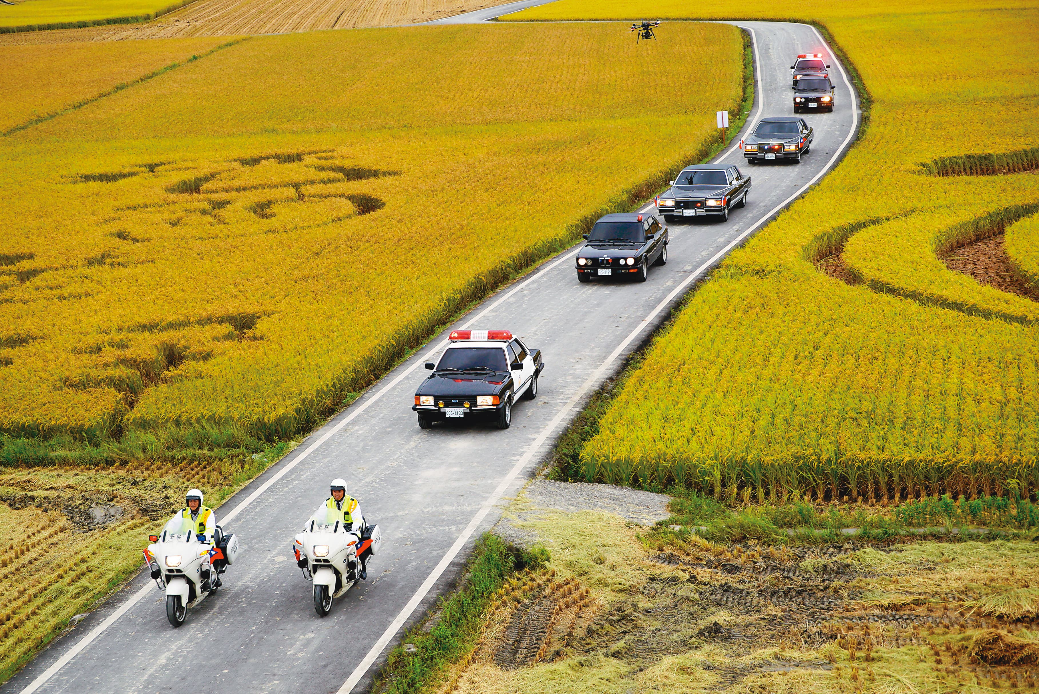加長型凱迪拉克、復古哈雷摩托車組成的車隊,8輛車每日租金要價50萬元。(馬克吐溫提供)