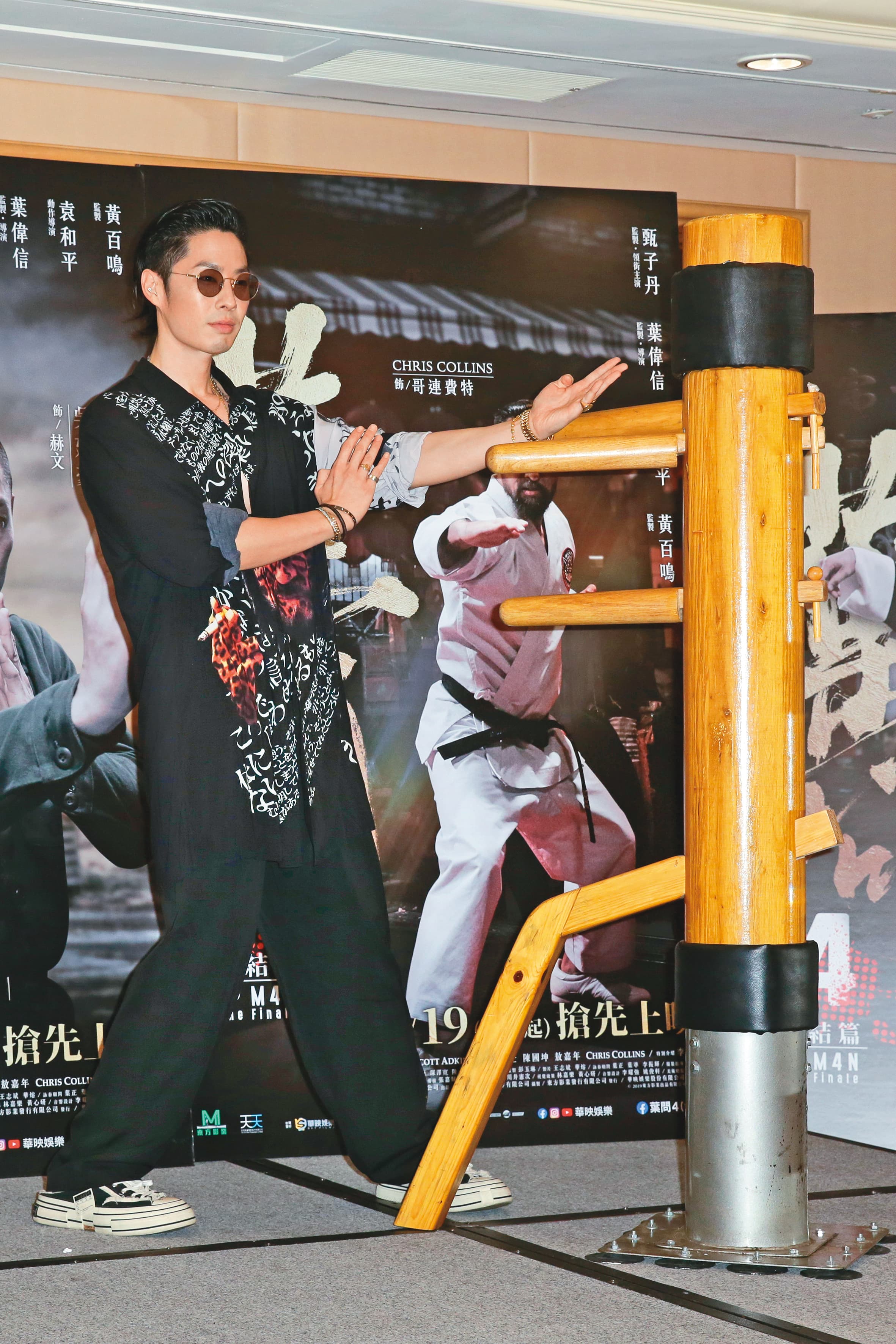 吳建豪歷來頗愛在室內戴墨鏡，讓人除了摸不清他的眼神之外，自己也渾身飄散出一股盲味。