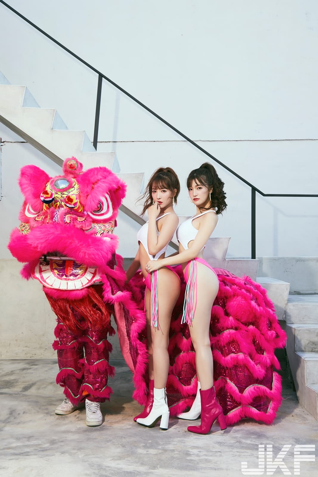 三上悠亞與高橋聖子打扮同款造型,展露性感好身材。(JKF提供)