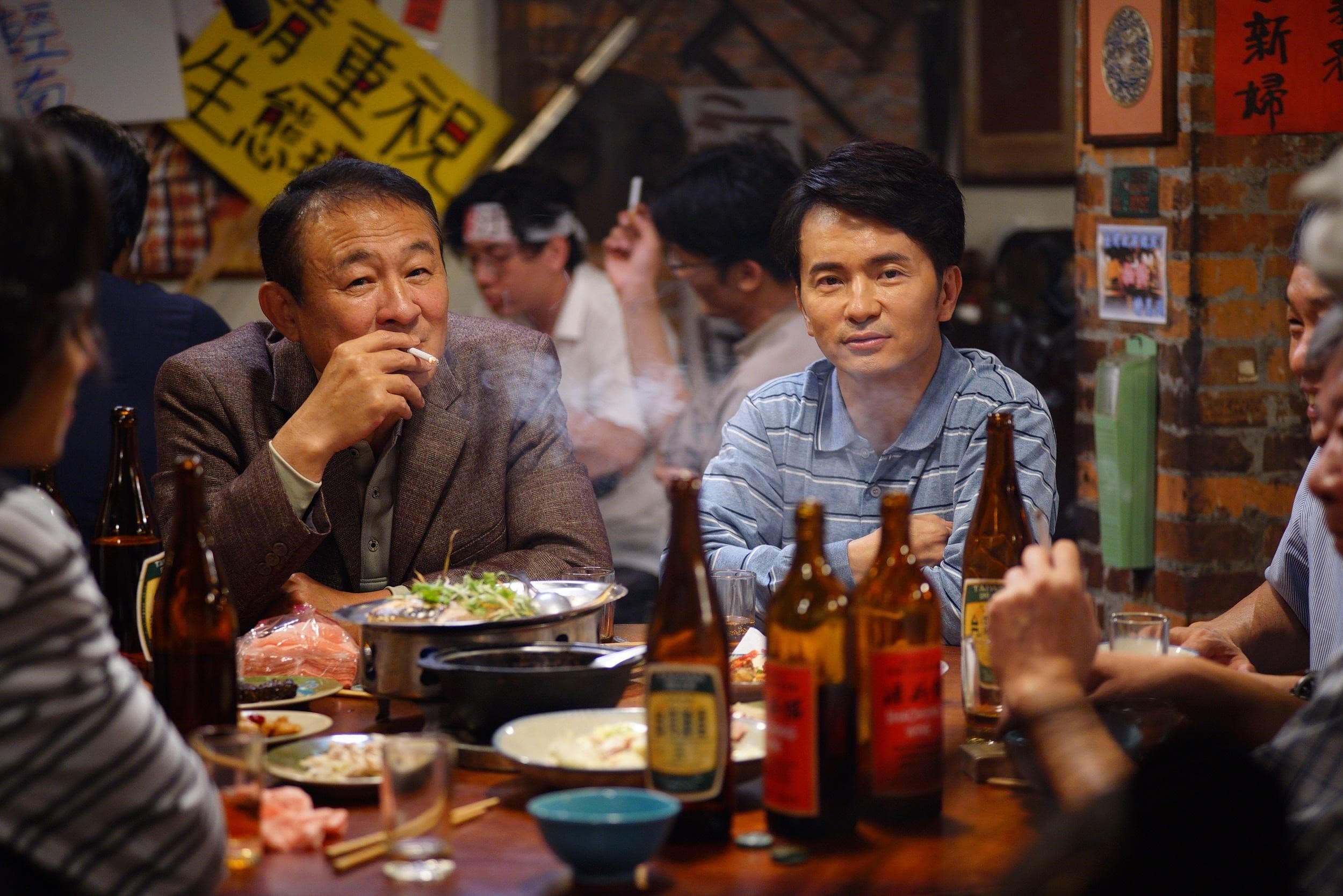 陳慕義（左）飾演的黃信介，與唐從聖（右）飾演的陳木寬，在劇組還原的民主聖地「阿才的店」討論時事。（馬克吐溫提供）