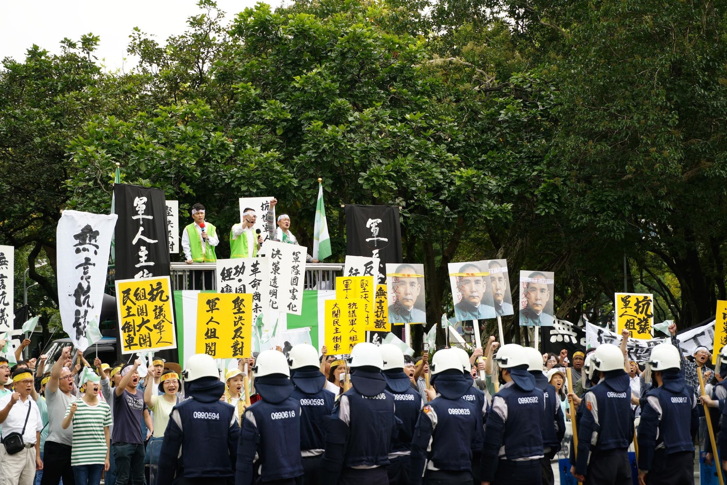 《國際橋牌社》劇中還原1990年反對軍人組閣遊行抗議現場,有大批群眾與警力,聲勢浩大。(馬克吐溫提供)