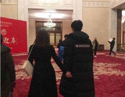 兩人離開時也是十指緊扣。(翻攝自微博)