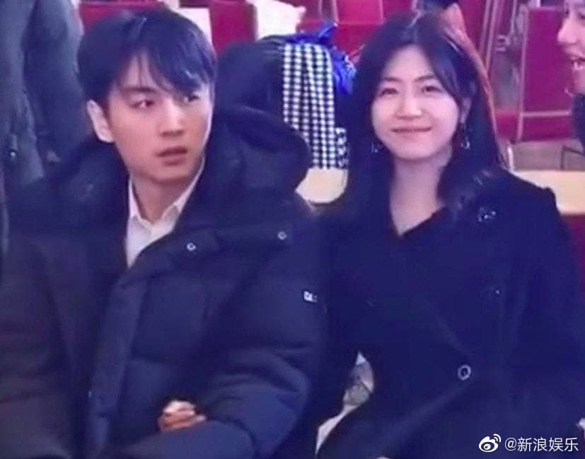 陳妍希見到有人偷拍,大方面對鏡頭微笑。(翻攝自娛樂有飯微博)