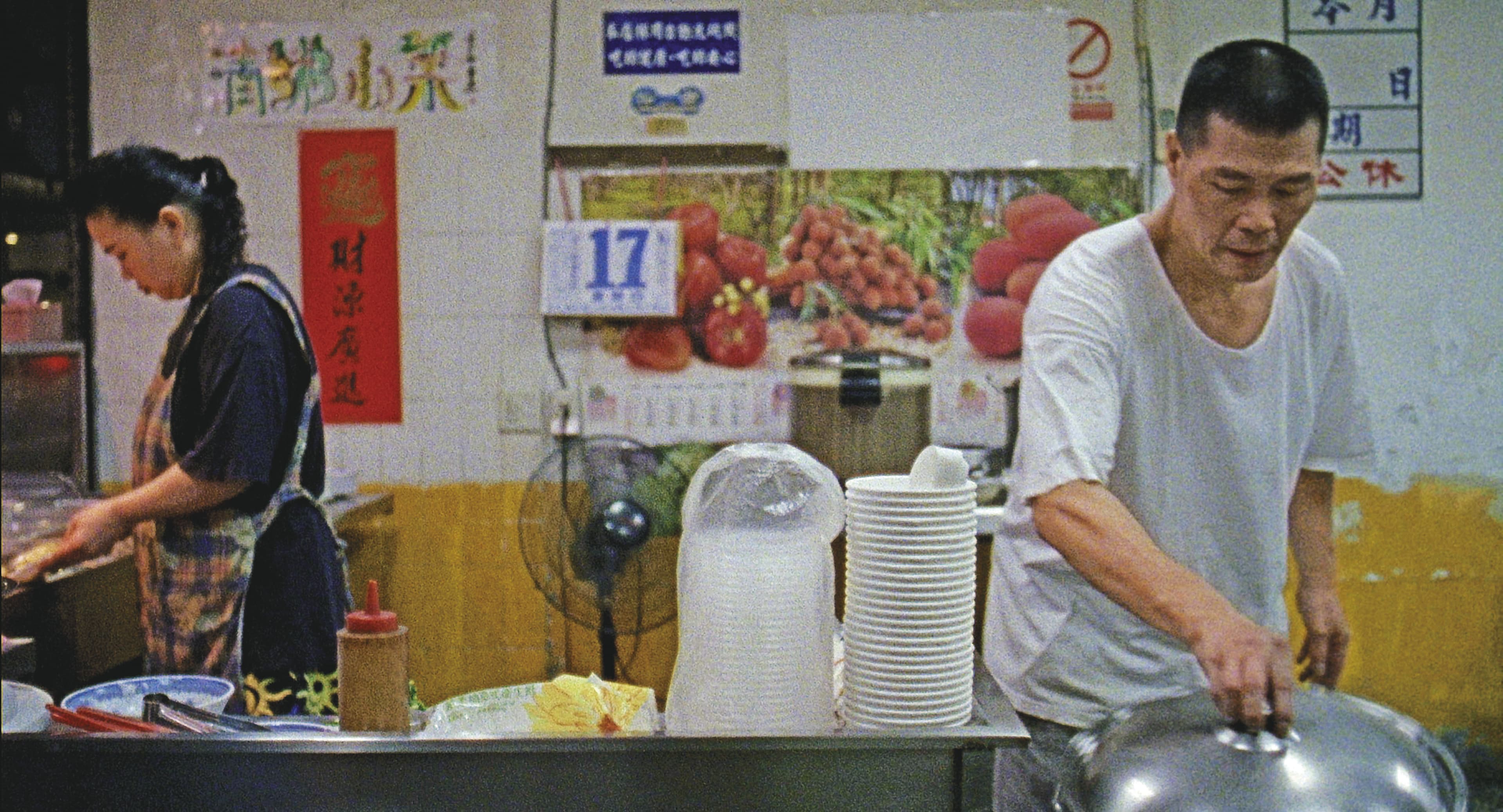 妮可與工作人員一入夜就到清粥小菜店「蹲點」,店主夫婦切菜、打蛋到煮菜的過程全部入鏡。(金馬執委會提供)
