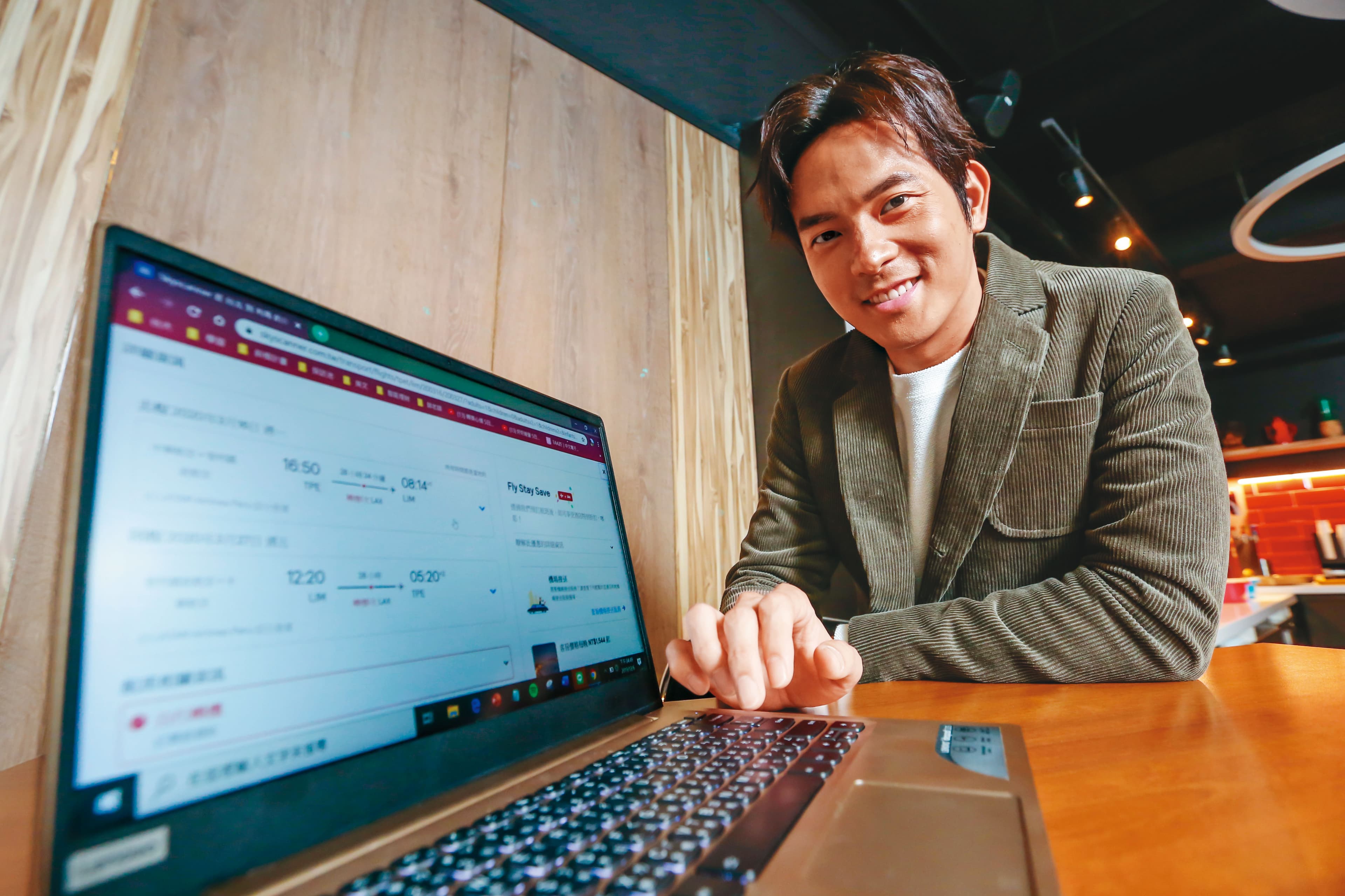 宥勝認真瀏覽機票比價網,發現飛往秘魯利馬的機票比3年前更便宜了。