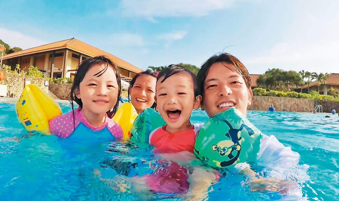 不願錯過孩子成長的每個關鍵時刻,宥勝(右)把大部分的時間留給家人。(翻攝宥勝臉書)