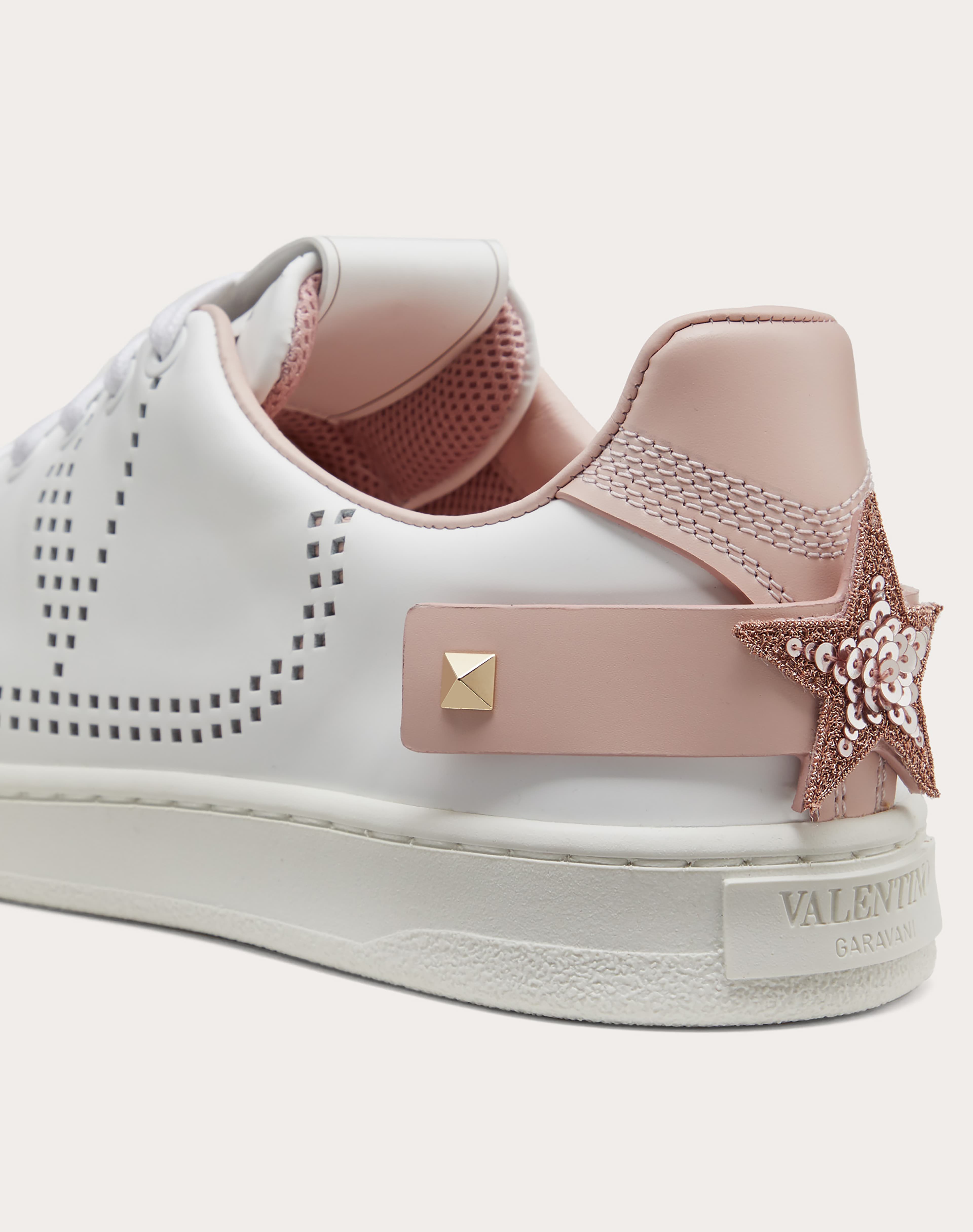 鉚釘亮片星星裝飾Backnet球鞋。NT$25,000(VALENTINO提供)