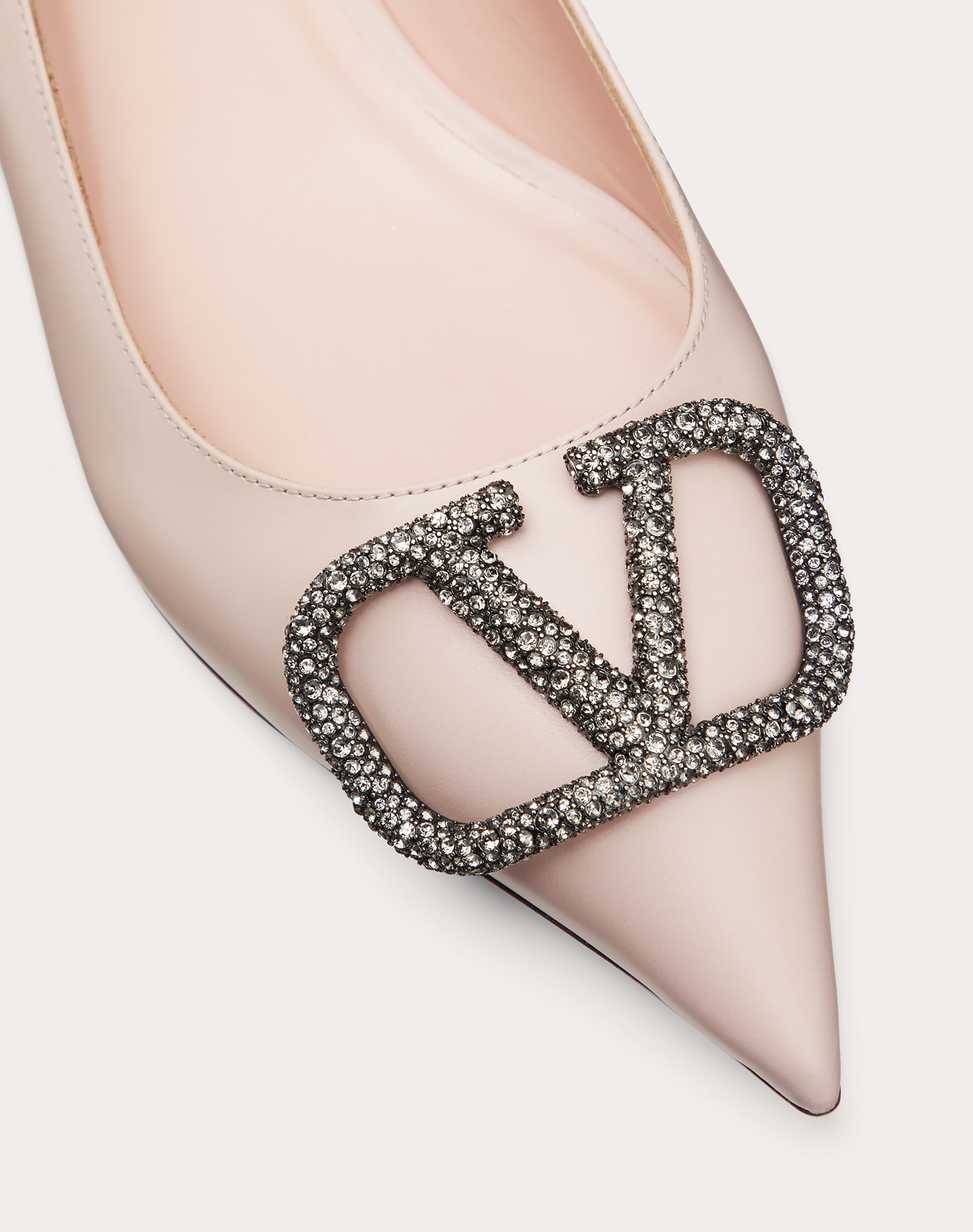 VLOGO貓跟鞋。NT$43,600(VALENTINO提供)
