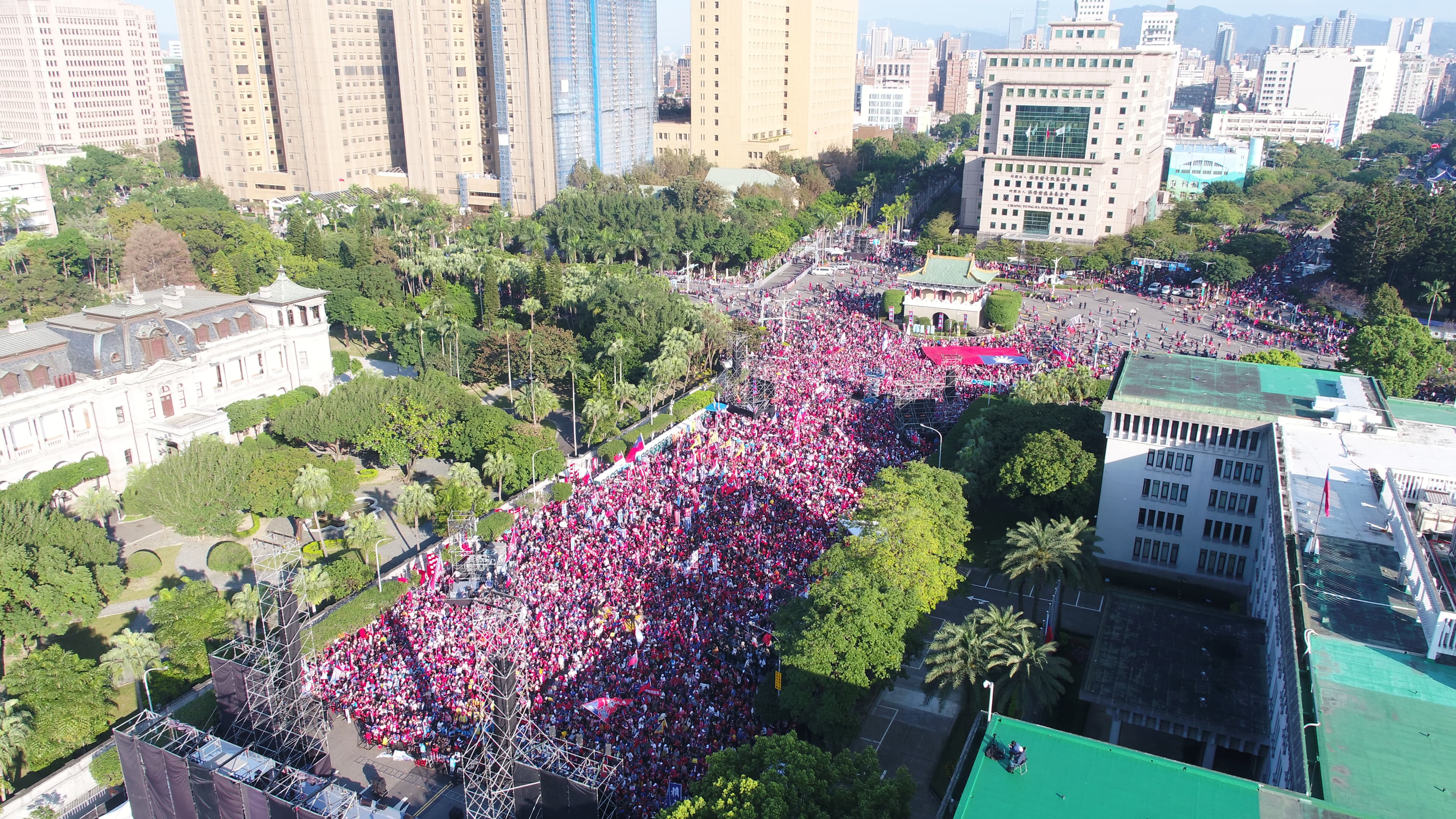 國民黨總統候選人韓國瑜造勢，主辦單位在晚間6點40分宣布，現場人數已突破50萬人。（韓競辦提供）