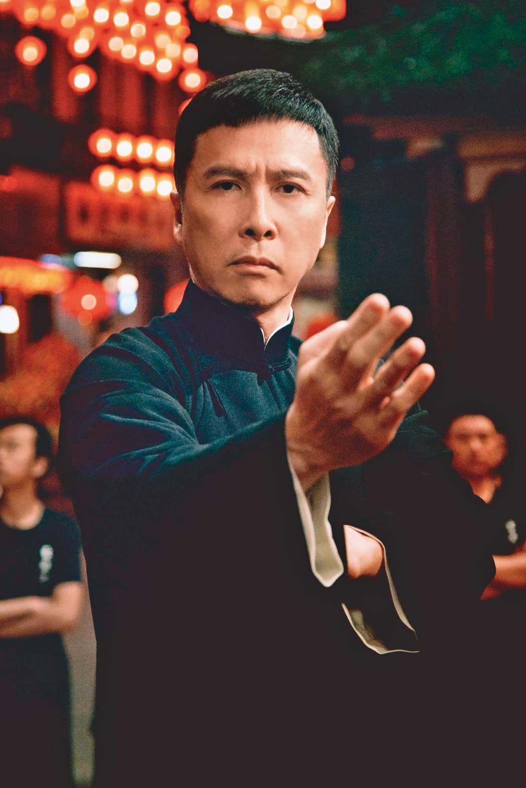 甄子丹演了11年的《葉問》,戲外形象也愈來愈有戲裡葉問的人格特質,都是沉穩、充滿正能量,且愛老婆的好男人。(華映提供)