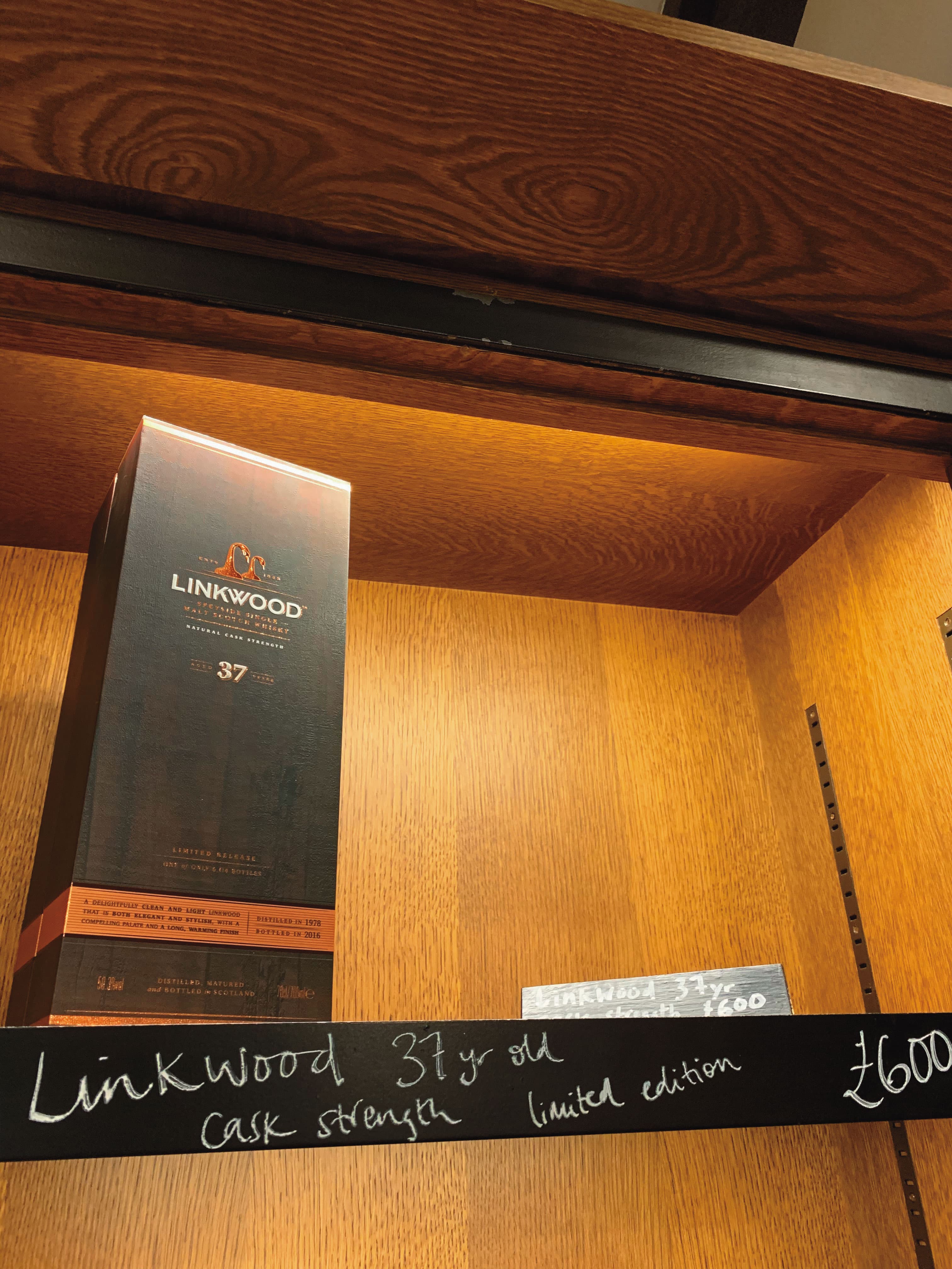 酒廠禮物店也有賣集團其他酒廠產品,例如這款Linkwood 37年限量版原酒,售價600歐元。