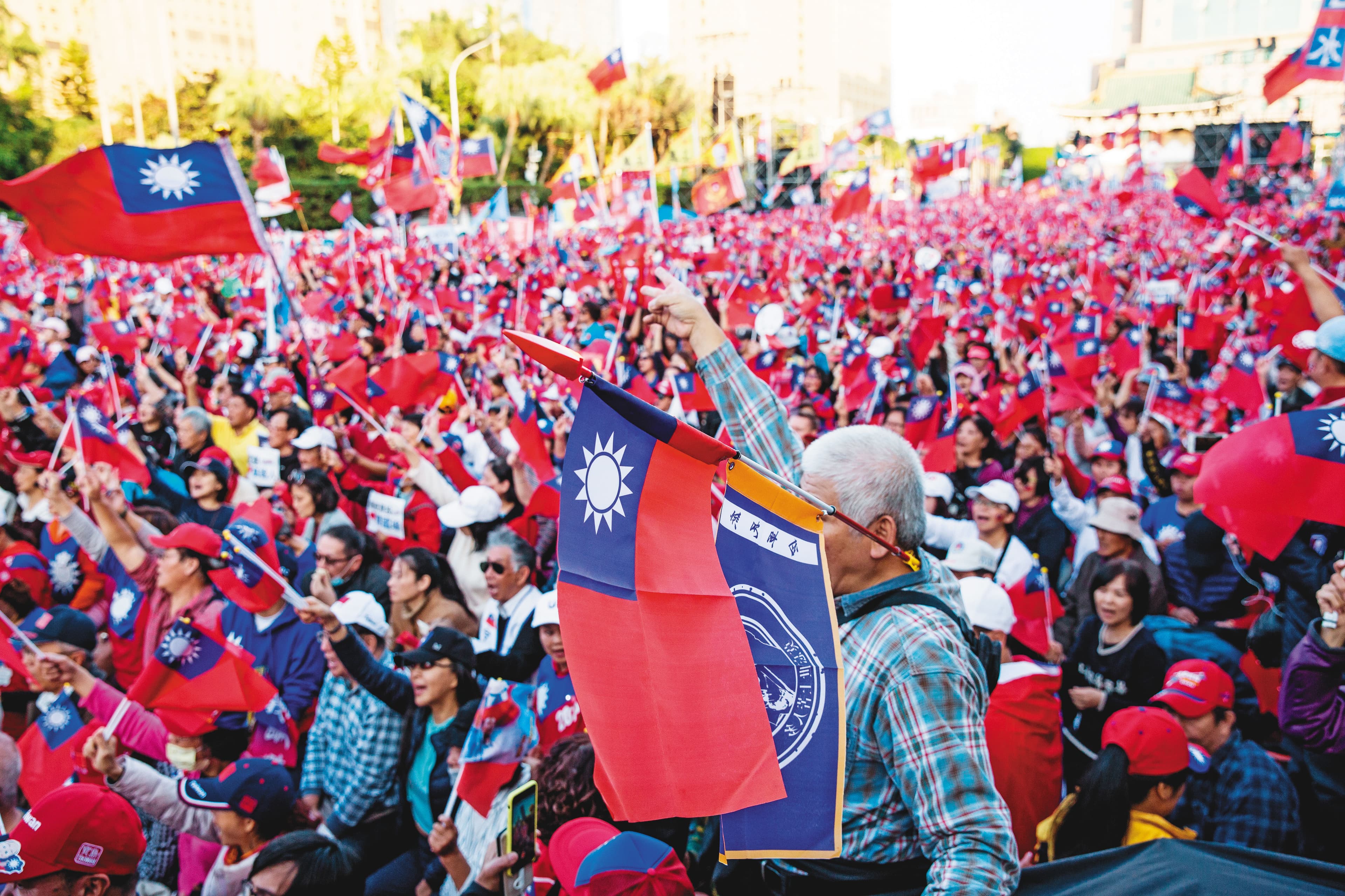 投票前48小時,韓國瑜在總統府前舉辦「台灣安全,人民有錢」造勢活動,宣稱百萬人挺韓,最後仍敗選。