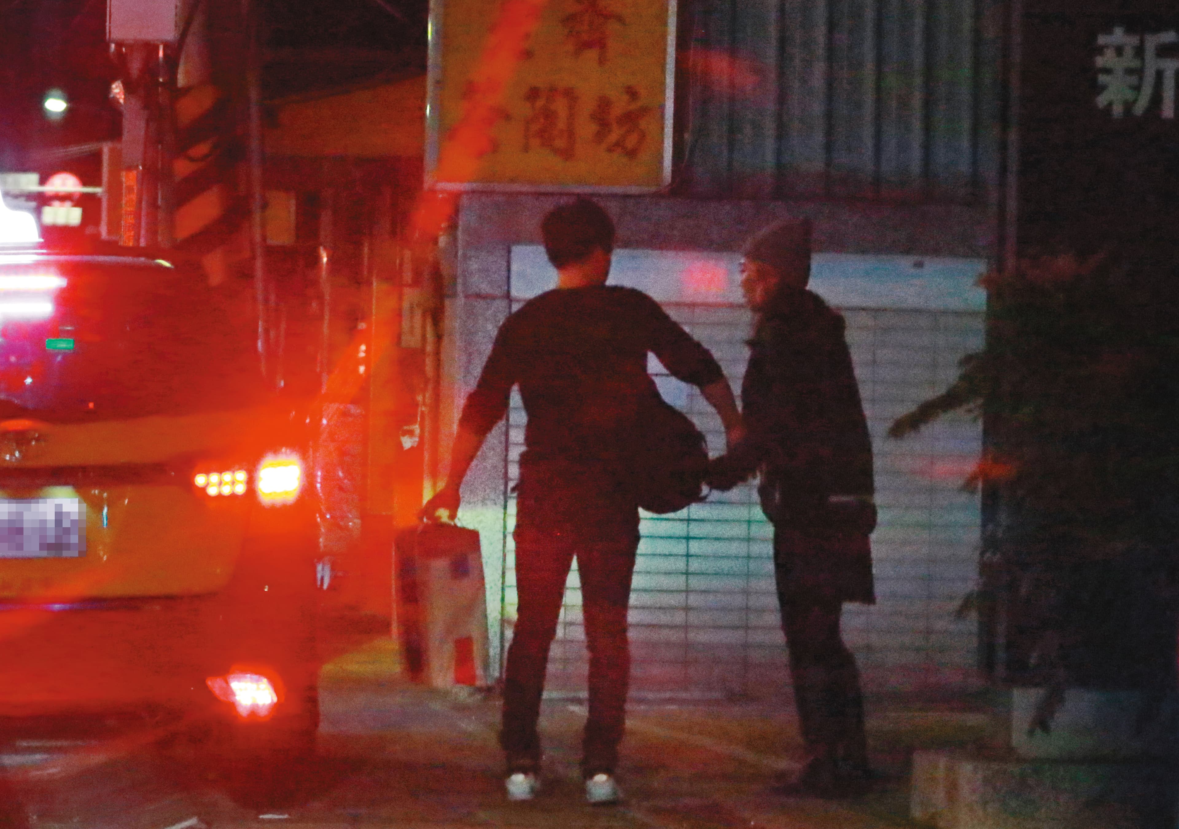2019/12/25 02:32 從熱鬧的北市東區回到新北新店住處附近，李淳一下車就緊牽女友的手，呵護至極。