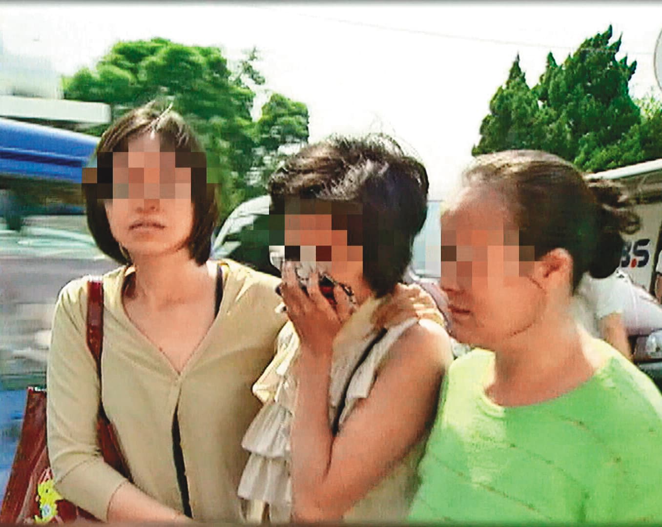 女童母親(中)指認女兒屍體後,泣不成聲。(東森新聞提供)