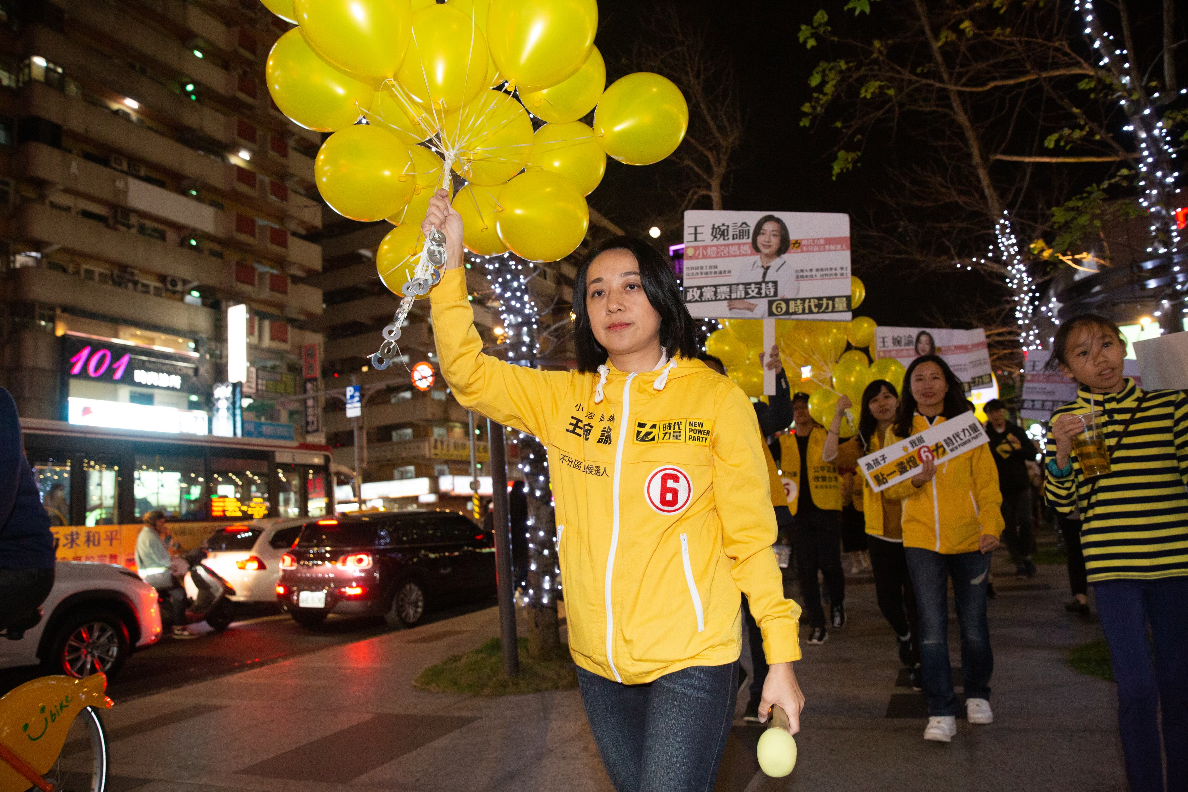 「小燈泡媽媽」王婉諭列不分區第三名,成功進入國會,未來會著重投入司法、親子、科技轉型等領域。