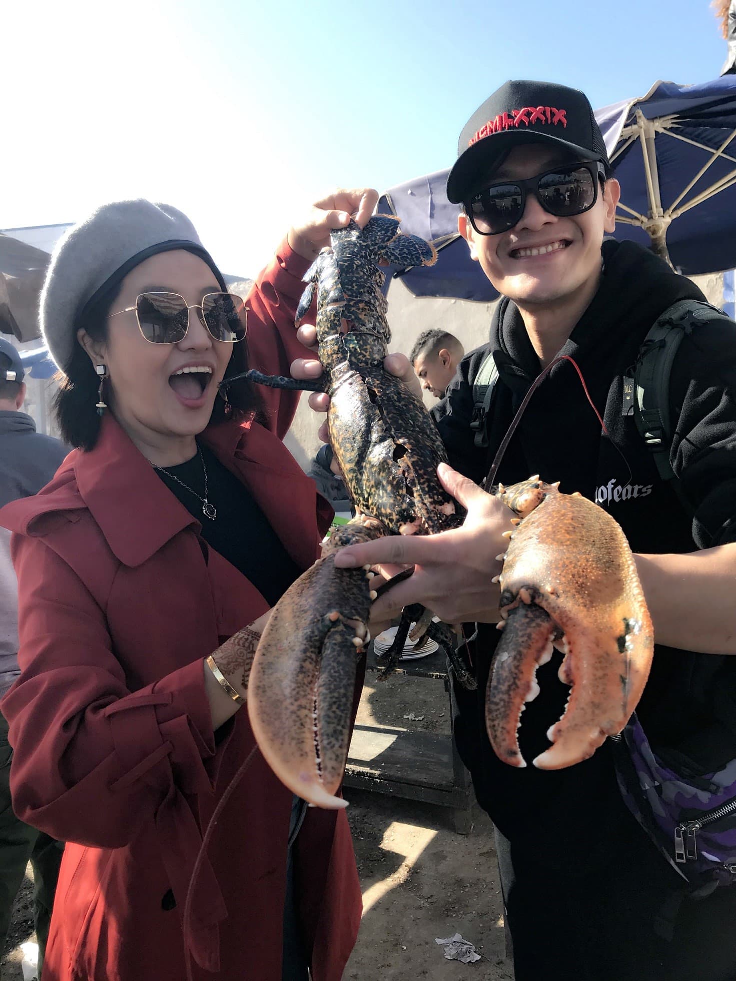 張勛傑有旅遊達人唐宏安（左）帶路，享受海鮮吃到飽。（八大提供）