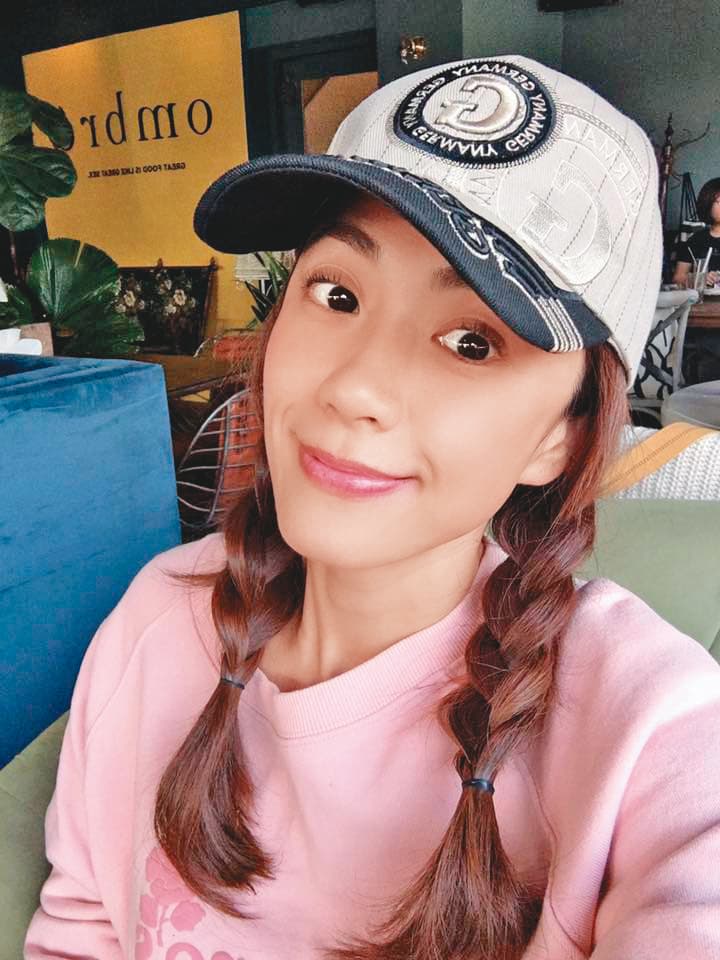 柯以柔與老公郭宗坤離婚後,為3個孩子拼賺錢,靠網站業配團購拼業績。(翻攝柯以柔臉書)