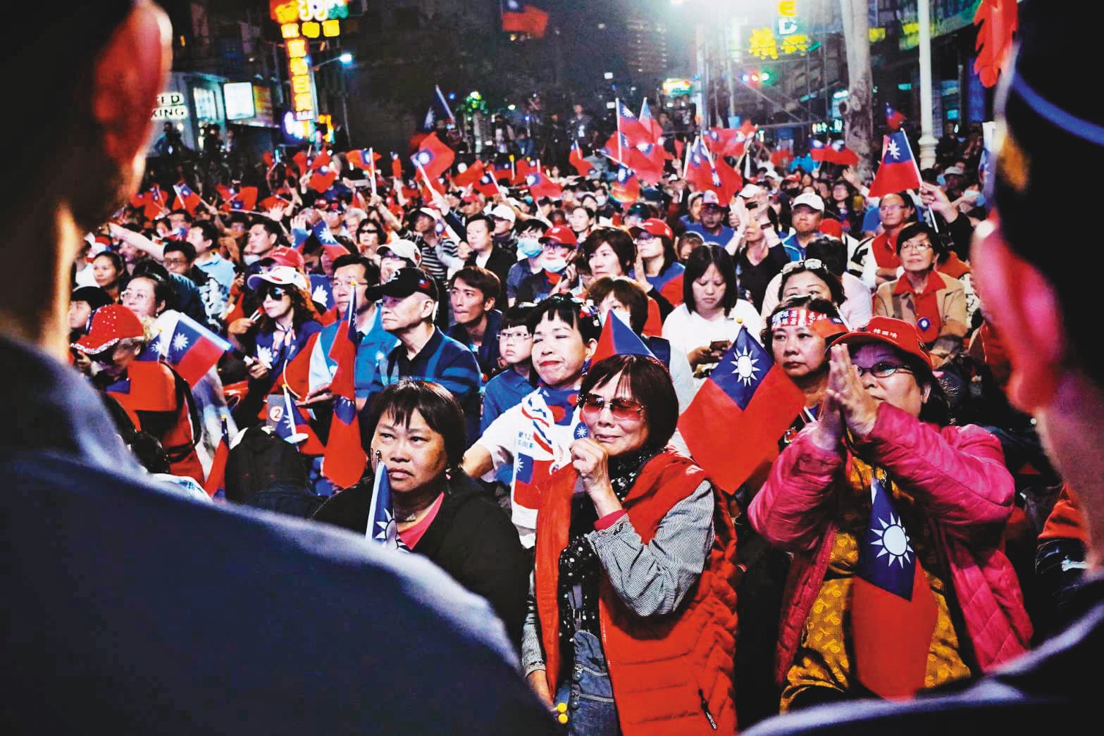 面對韓國瑜敗給蔡英文,群聚在高雄市競選總部前的韓粉難掩悲傷情緒,激動落淚。