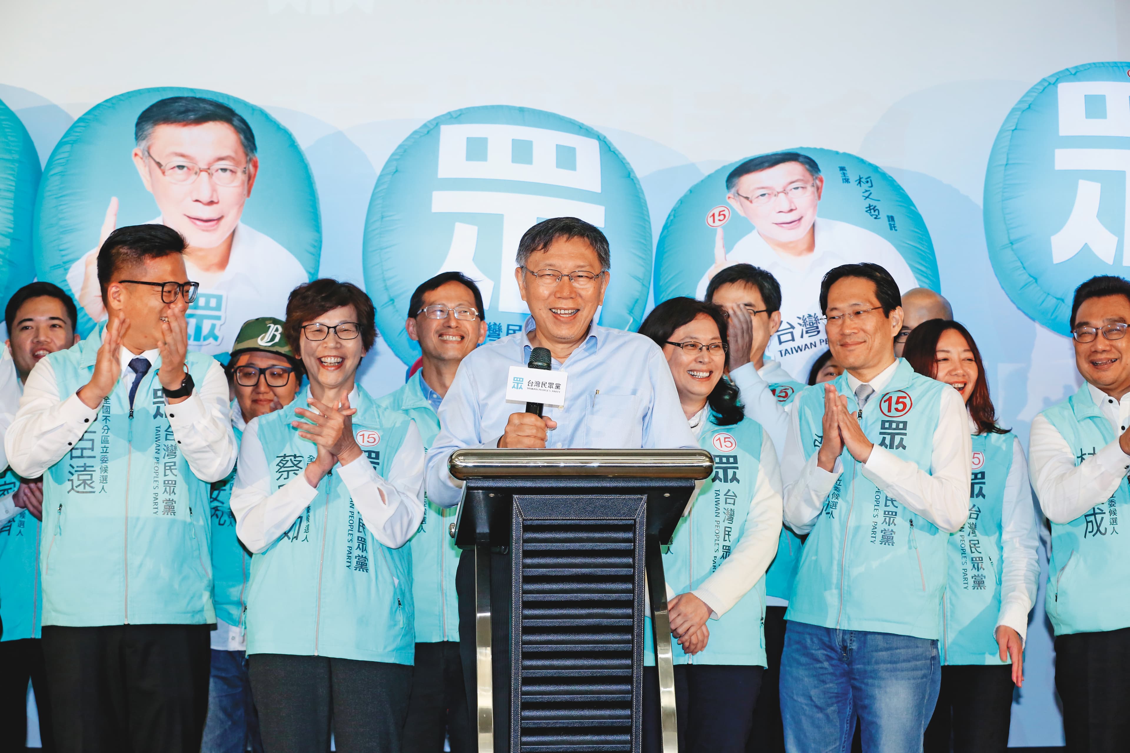 成立5個月的台灣民眾黨拒當側翼,靠著黨主席柯文哲的光環拿下5席立委,坐上第3大黨寶座。