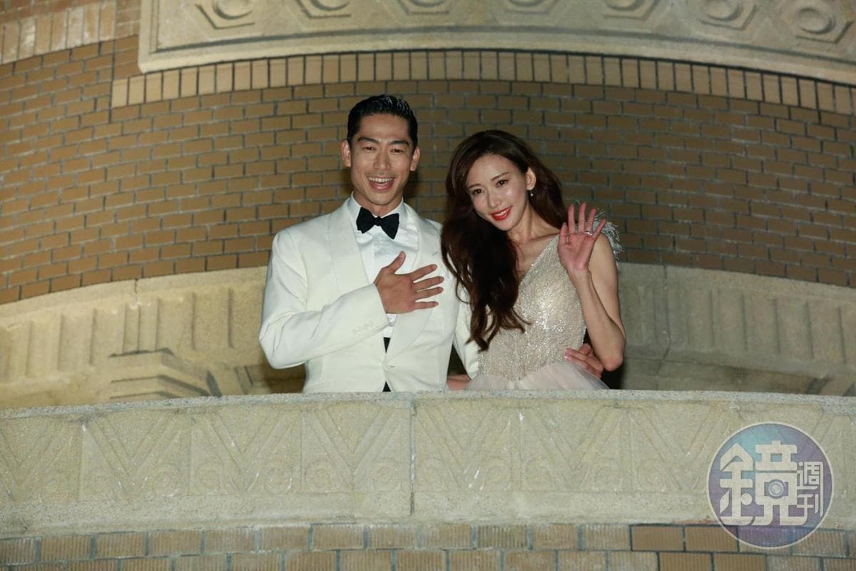 AKIRA與林志玲在台南舉辦婚禮,從南美館二樓向等在外面的民眾揮手致意,接受大家祝福。