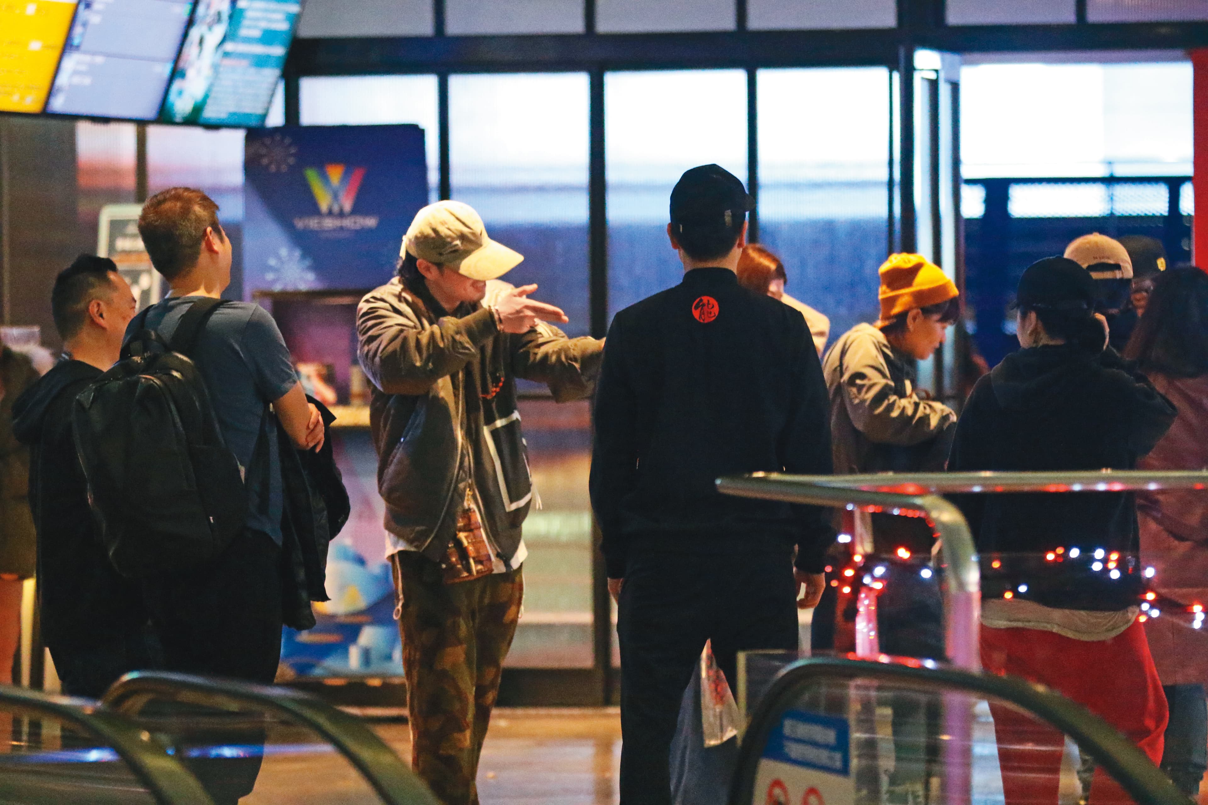 2019.12.30 00：47 不知聊到什麼話題，吳建豪突然開心地做出拿槍射擊的動作，逗得大夥笑呵呵。