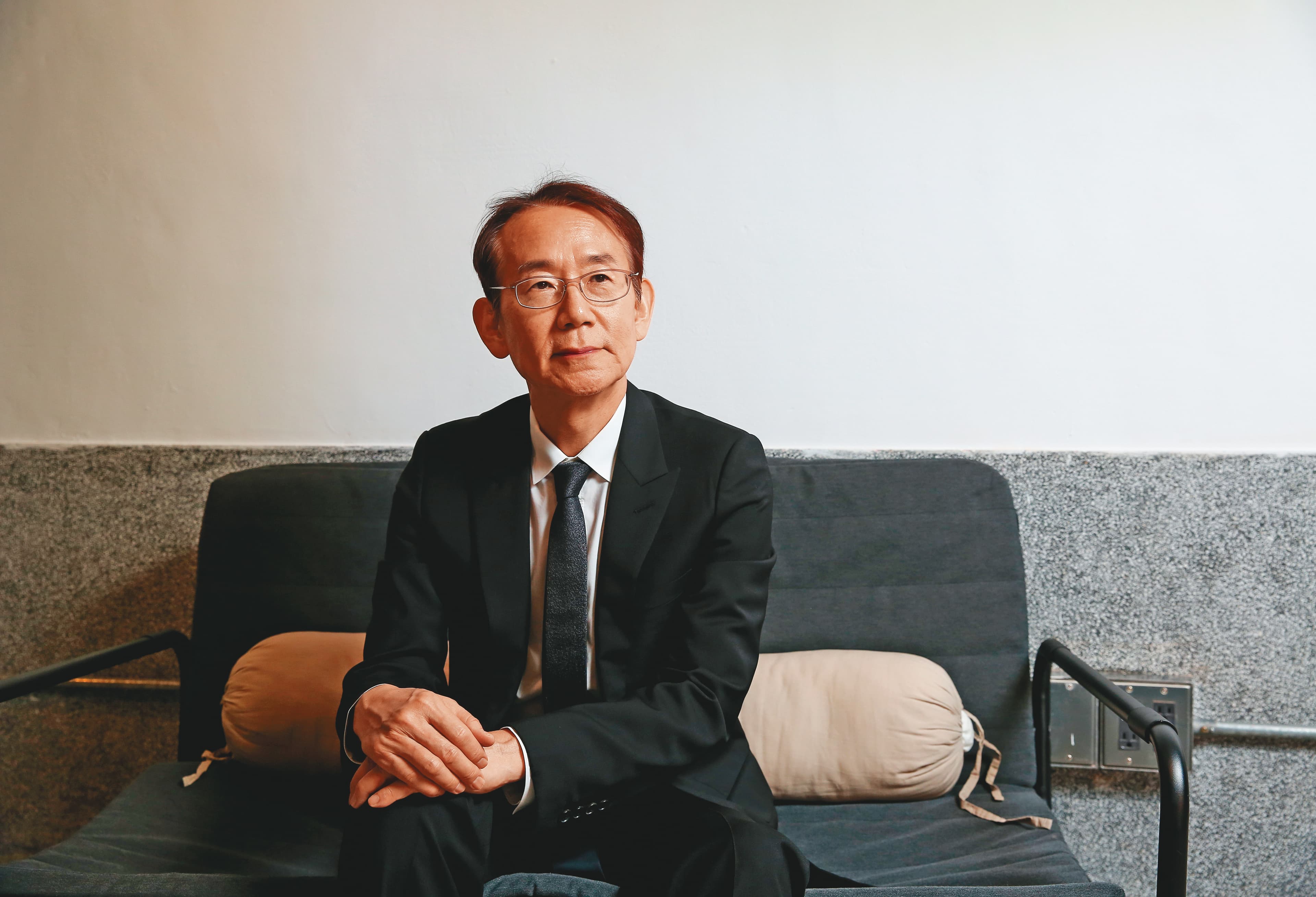 周防正行首次執導他人的劇本，要求自己不能任意修改內容，目的是讓編、導分工確實。