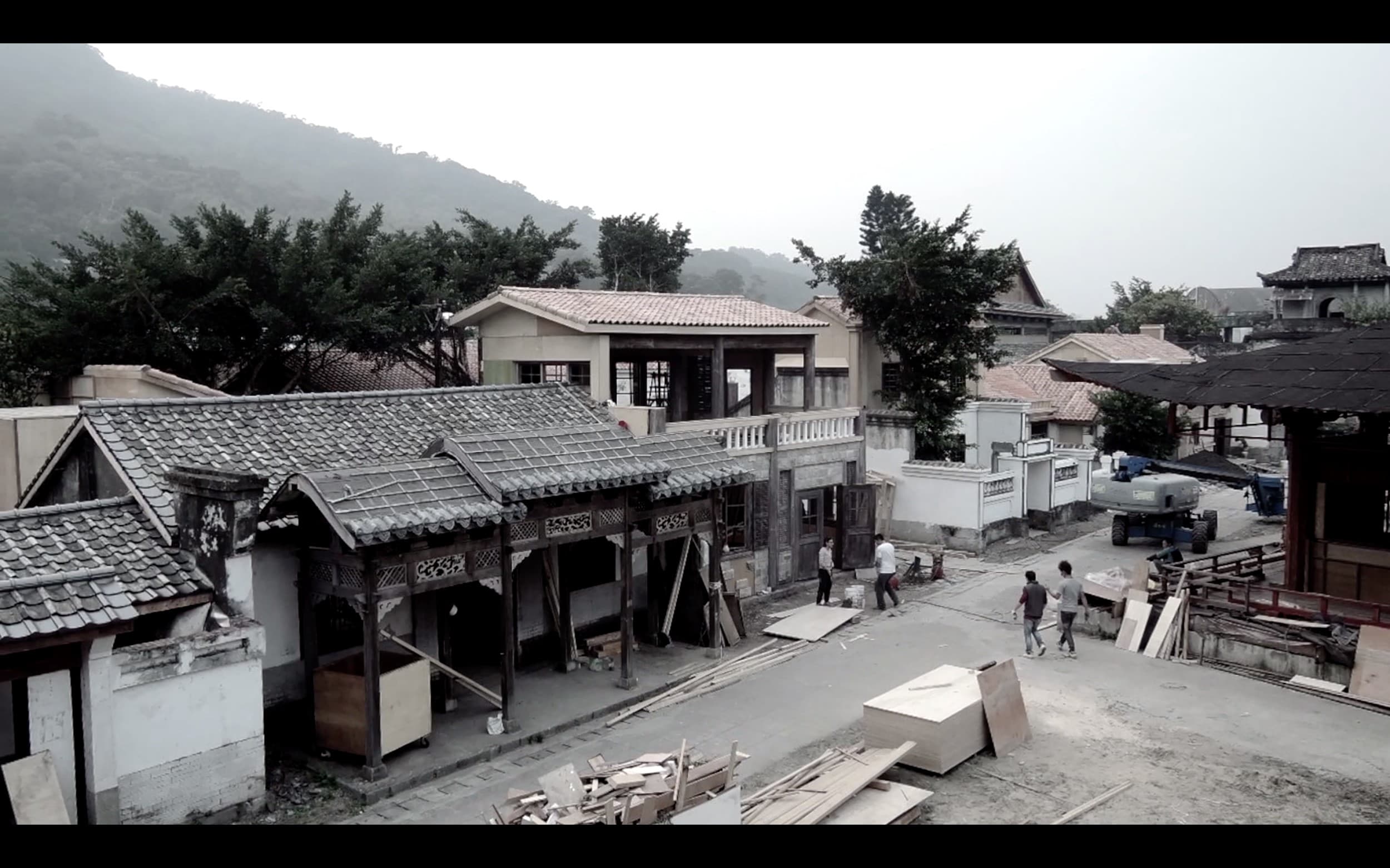 台北中影製片廠內的場地曾搭過《刺客聶隱娘》《沈默》等片場景,工班技術人員可按圖搭景。(中影八德提供)