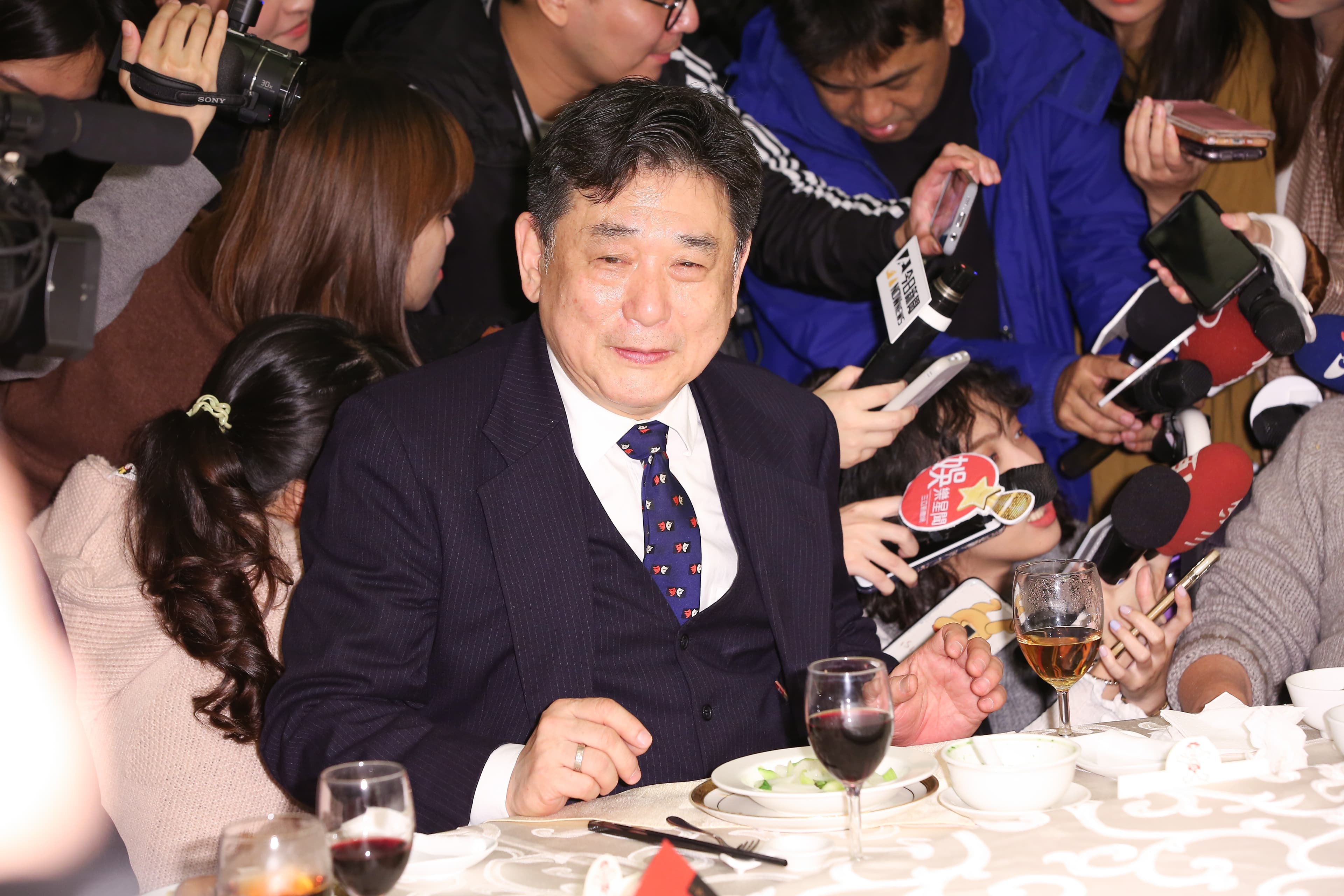 康凱關心陳松勇反遭吐槽,一臉尷尬苦笑。