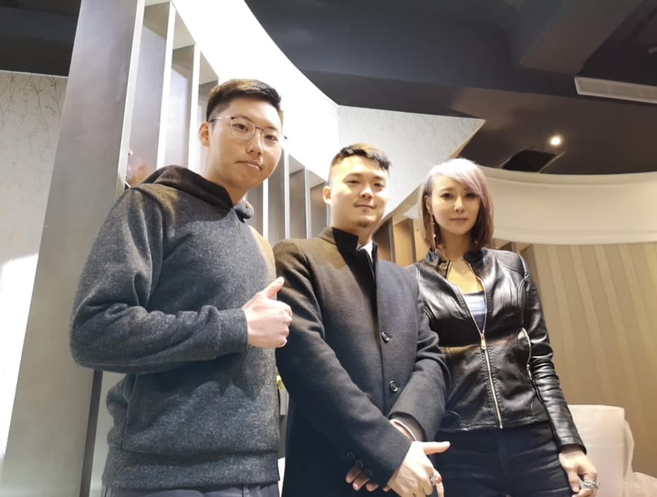 邱惠美(現改名邱子玹)(右1)被小鮮肉馬偉恩(左1)求婚。(翻攝自邱子玹臉書)