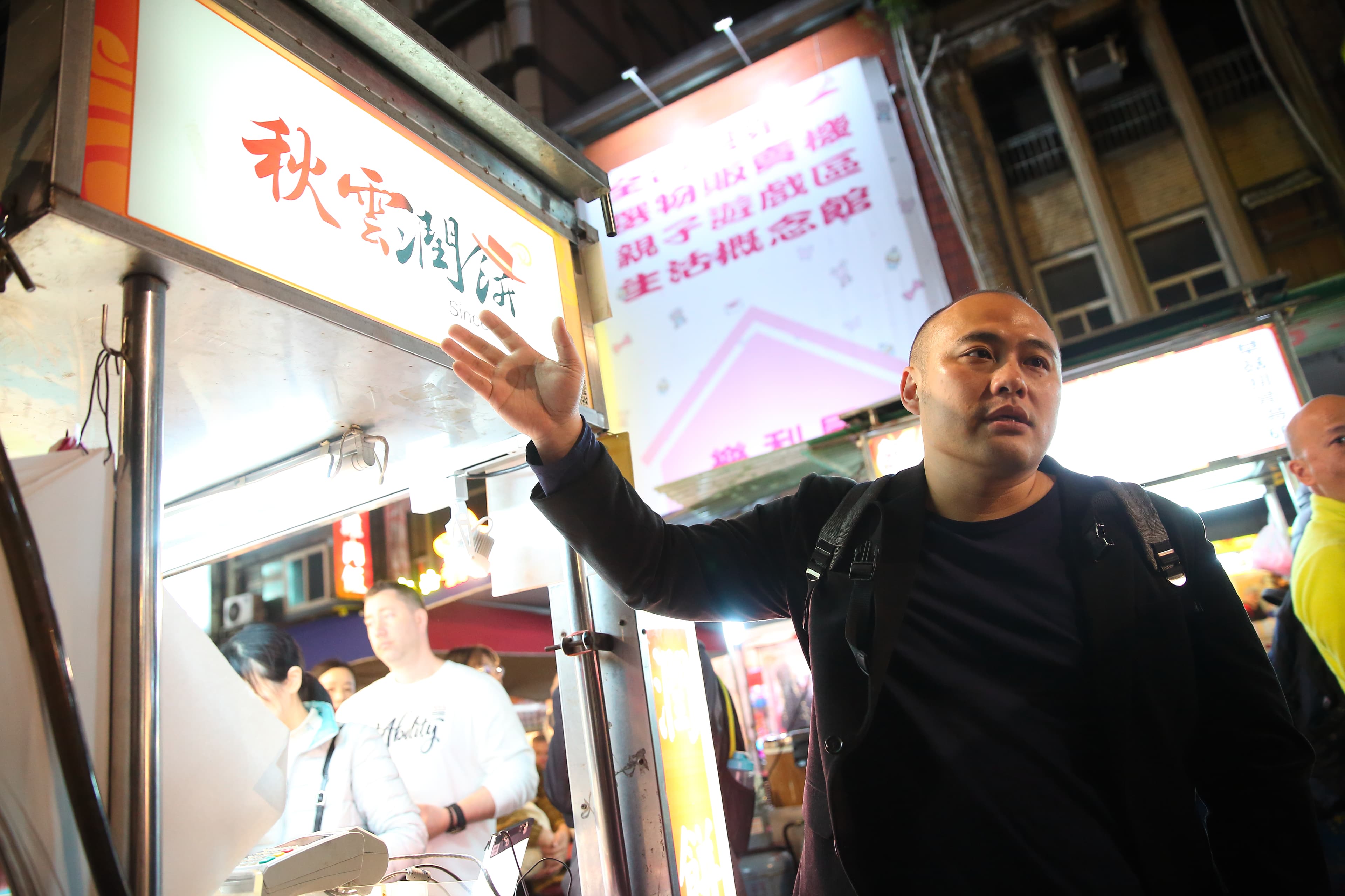 2010年潘威達開「覓食餐飲」，專做餐飲業的管理顧問與行銷。