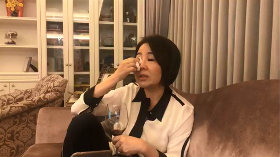 于美人卸下親民黨發言人身分,12日凌晨開直播分享心路歷程,提到被朋友疏遠而淚崩。(翻攝自于美人臉書)