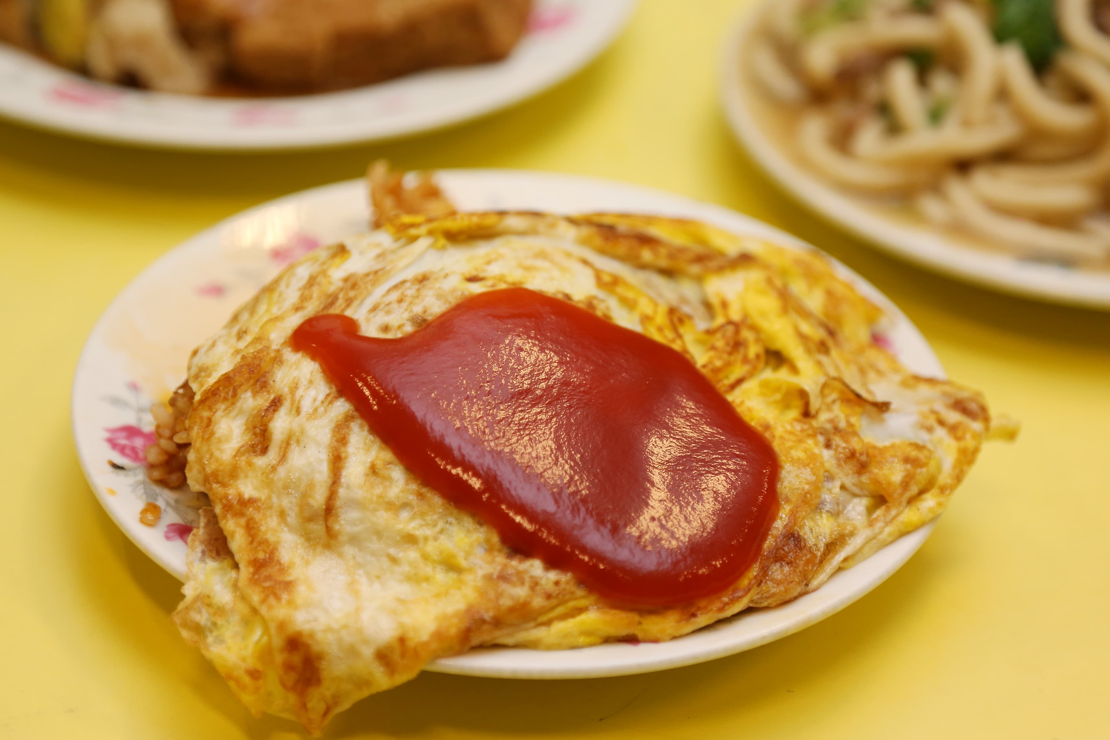 簡單的蛋包飯滋味不簡單，蛋皮煎得酥香，炒飯粒粒分明。（85元／份）