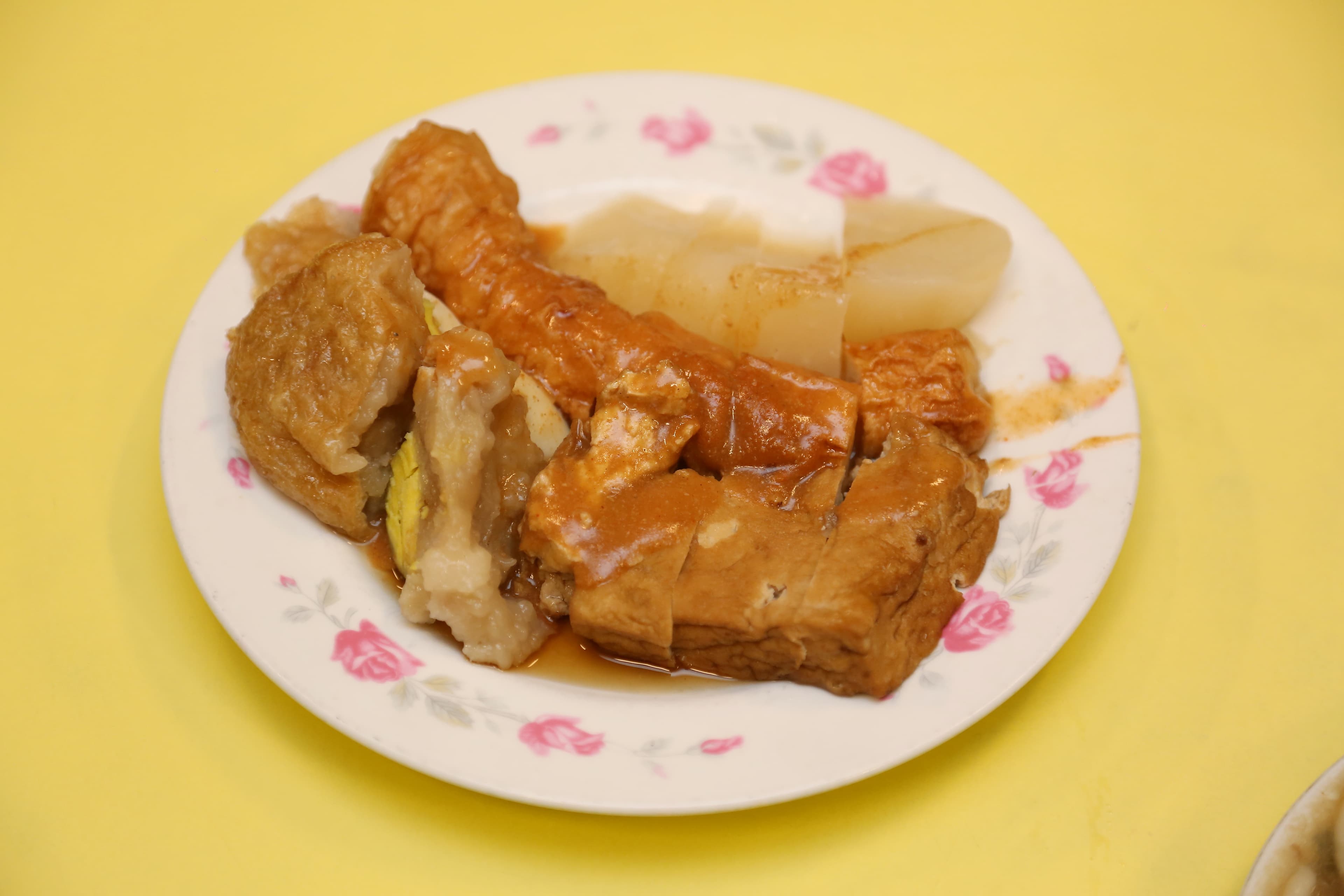 關東煮入味，沾點甜辣醬更對味。（依菜色計價）