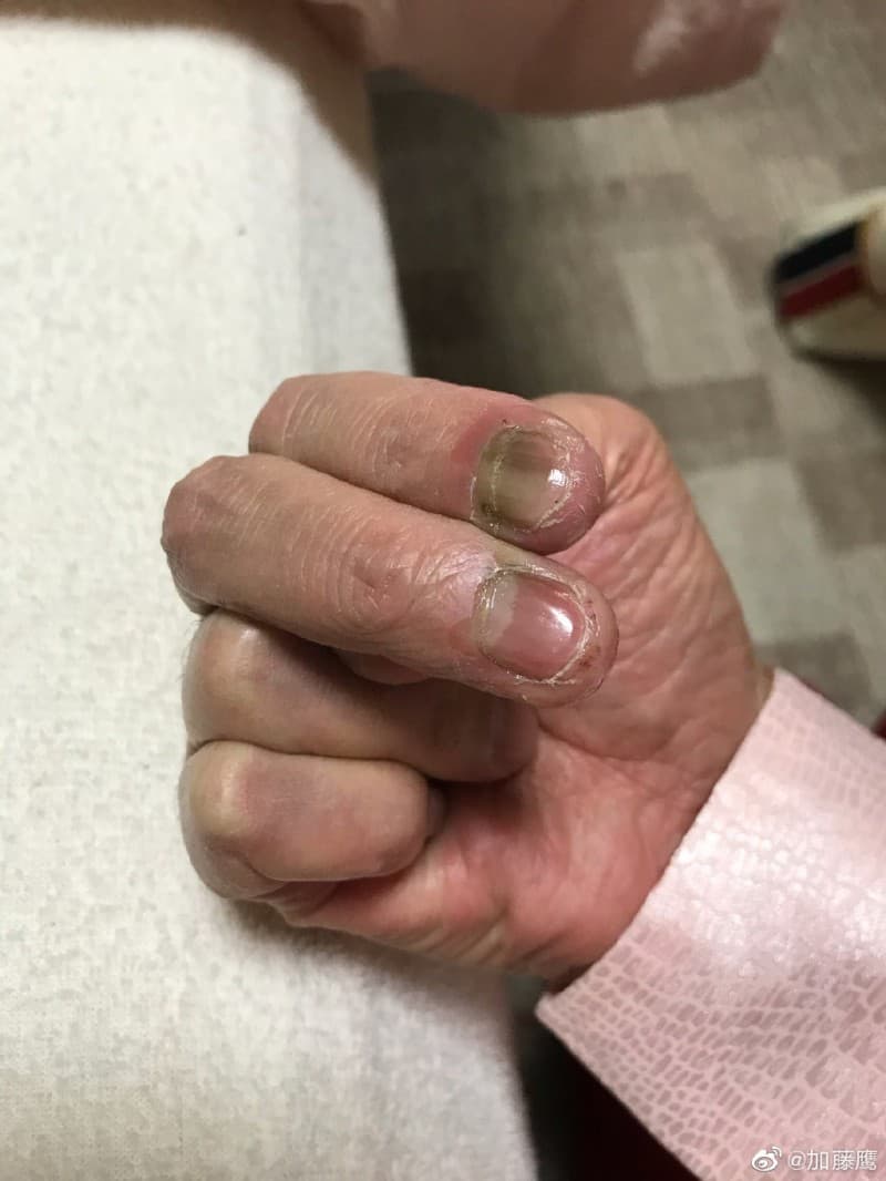 加藤鷹公布了自己已經「生鏽」的金手指以及皺紋滿臉的自拍,讓粉絲難以置信。(翻攝加藤鷹微博)