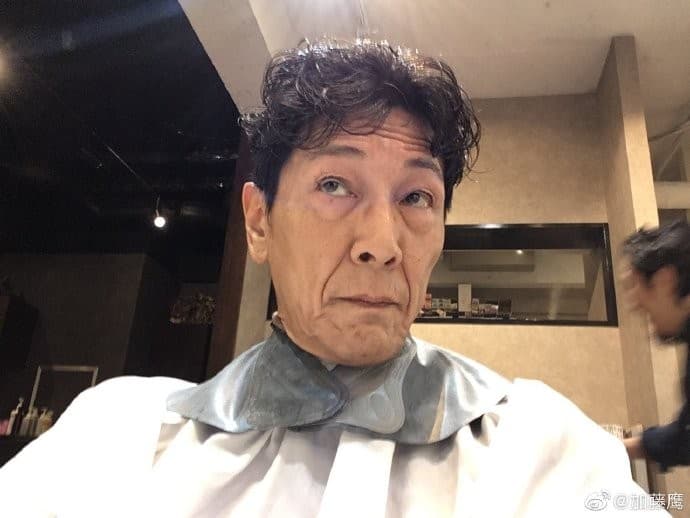 加藤鷹公布了自己已經「生鏽」的金手指以及皺紋滿臉的自拍,讓粉絲難以置信。(翻攝加藤鷹微博)