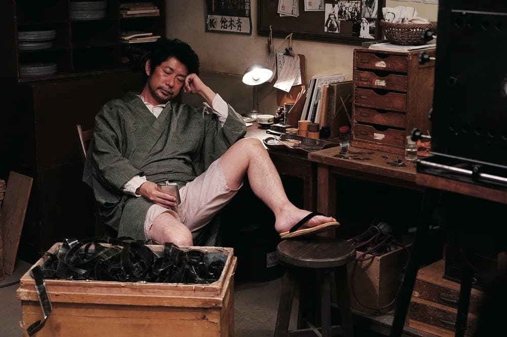  永瀨正敏飾演的角色隨劇情發展而漸漸質疑辯士存在的必要性，是周防正行從真實人物得到的靈感。（天馬行空提供）