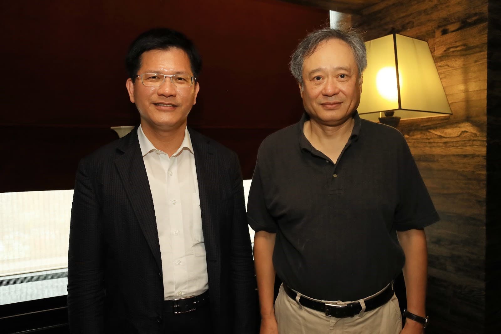 導演李安(右)對台灣影視環境提出建言,曾任台中市長的林佳龍(左)也曾向他請益。(翻攝自https://www.taichung.gov.tw/)