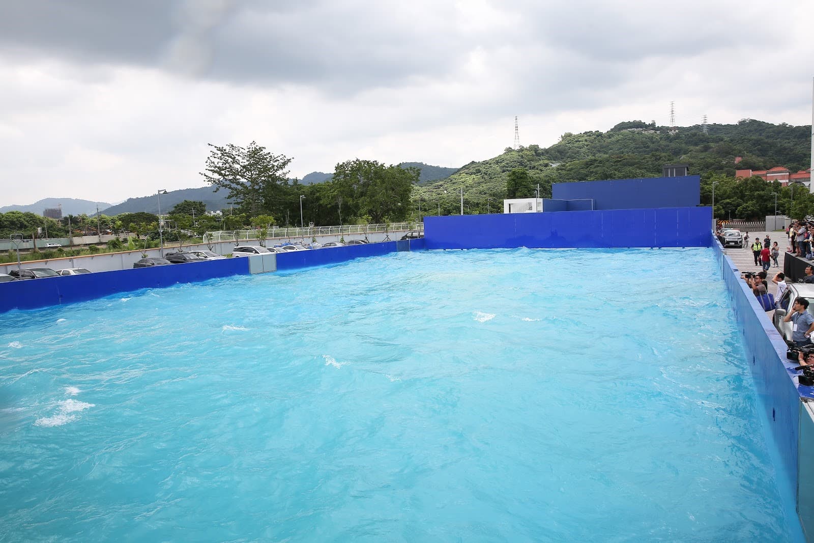 遷移至霧峰「中台灣影視基地」的造浪池長75公尺、寬30公尺，後方擋浪牆設計讓波浪減緩又能回彈。