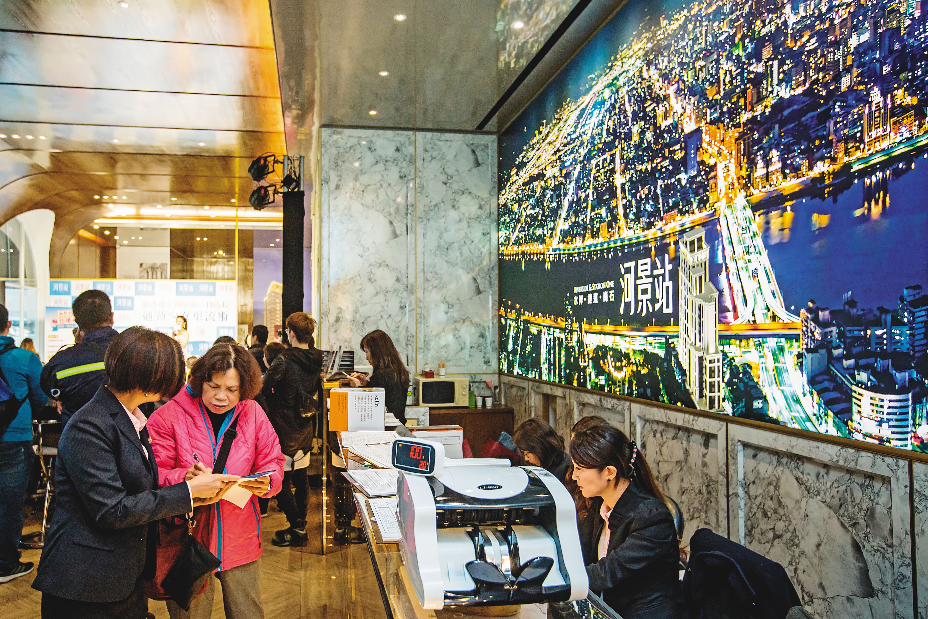 房市出現緩步回溫訊號,2019年的全台買賣移轉棟數有望創下近5年新高。