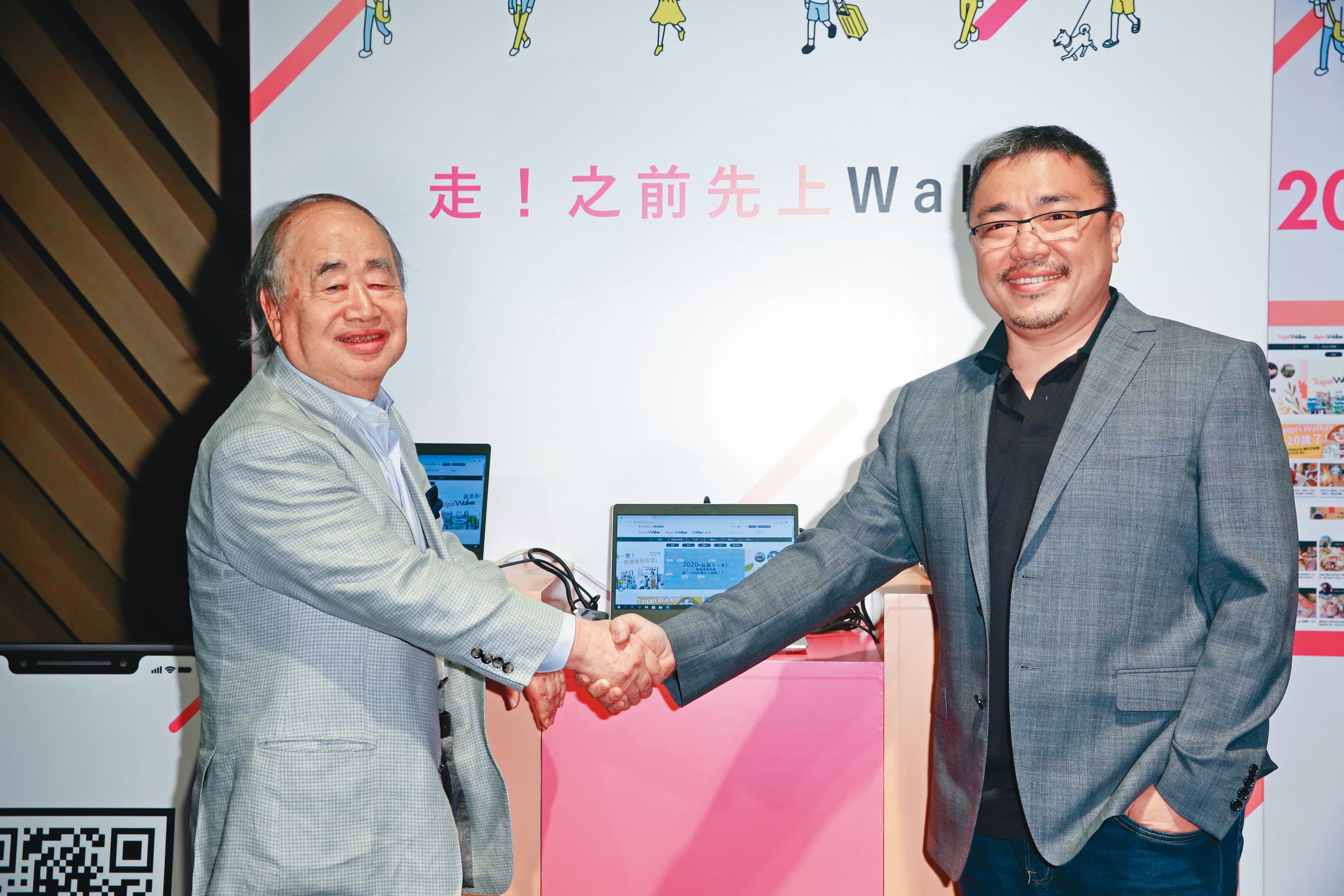 角川集團會長角川歷彥(左)為加速台灣角川的數位轉型計畫,宣布與橘子集團董事長劉柏園結盟。