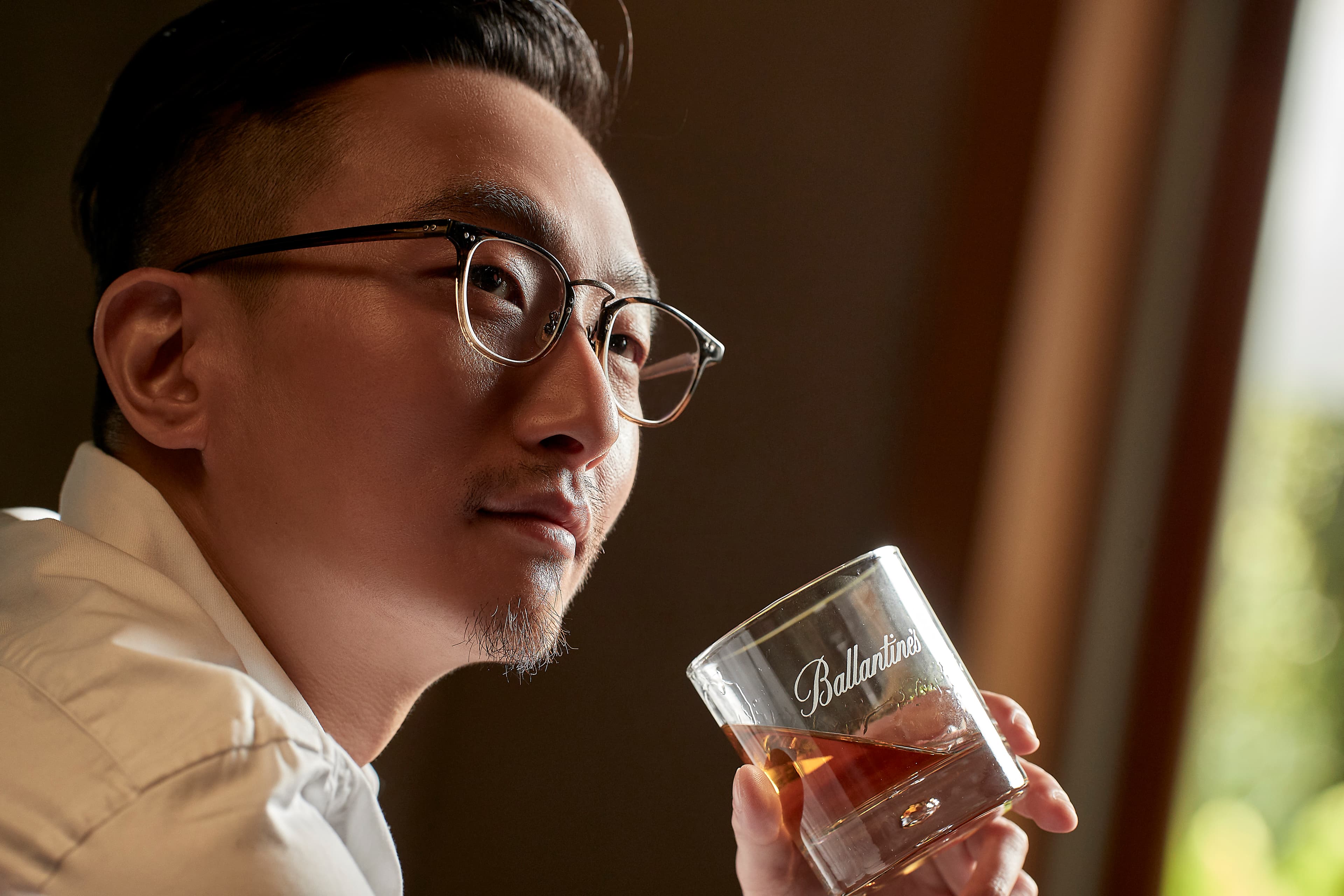 Chris一邊啜飲著威士忌、一邊聊著屬於他的跨界人生故事。
