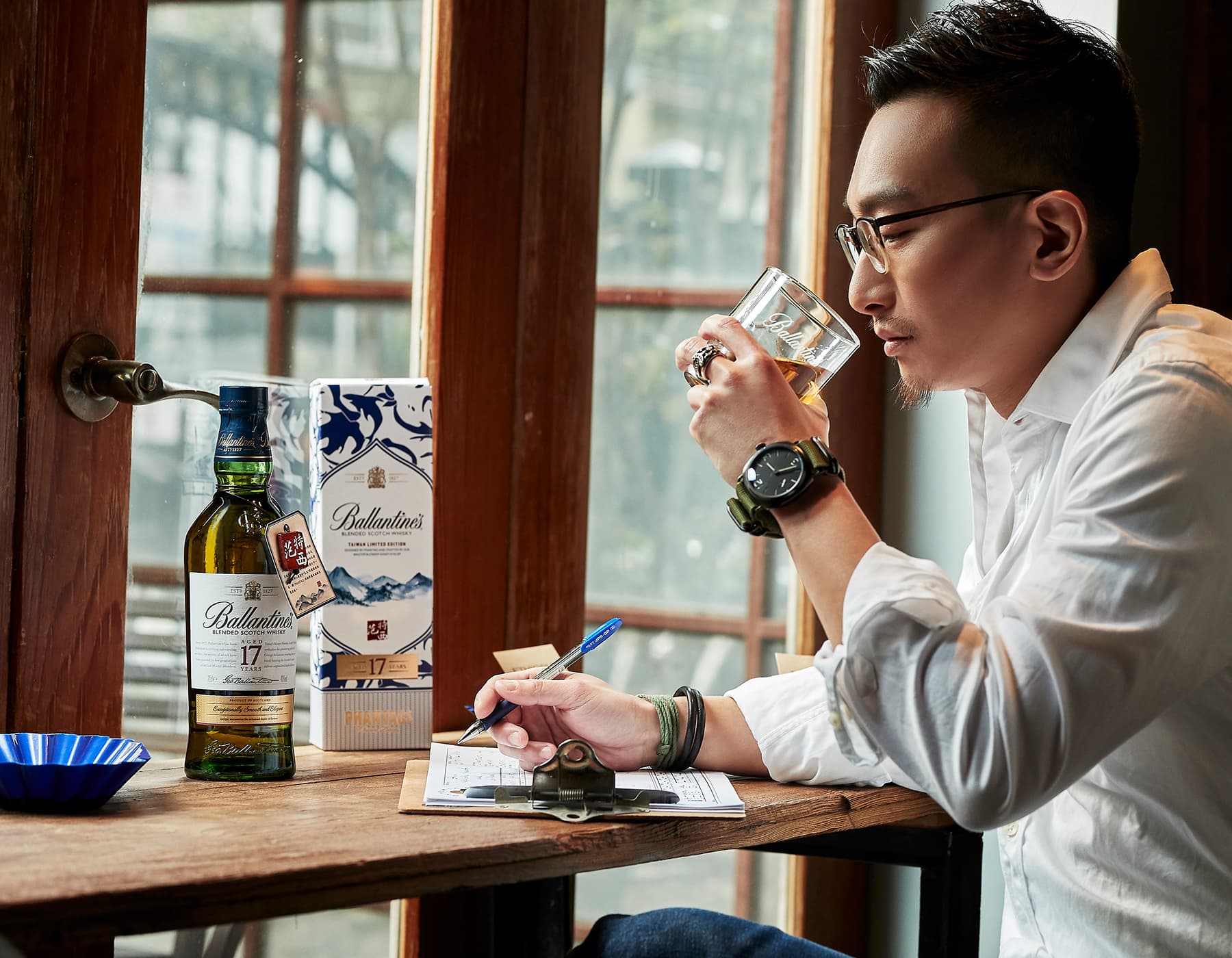 Chris品飲著百齡罈17年蘇格蘭威士忌找靈感,在咖啡與酒之間挖掘到驚喜的關聯性。