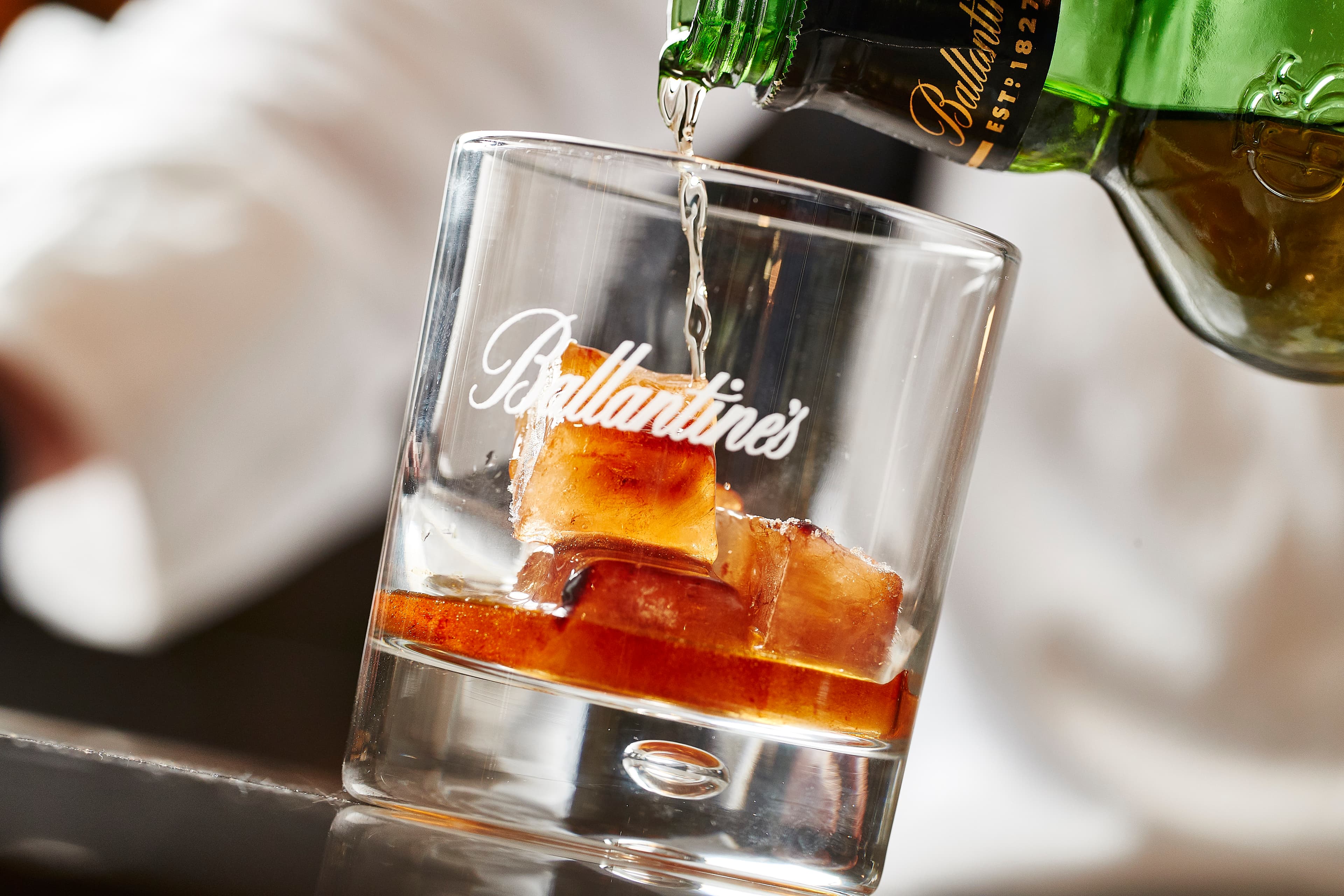 沖泡一壺喜愛的咖啡製成冰塊,在家隨時都能來一杯「Whisky on coffee rock」。