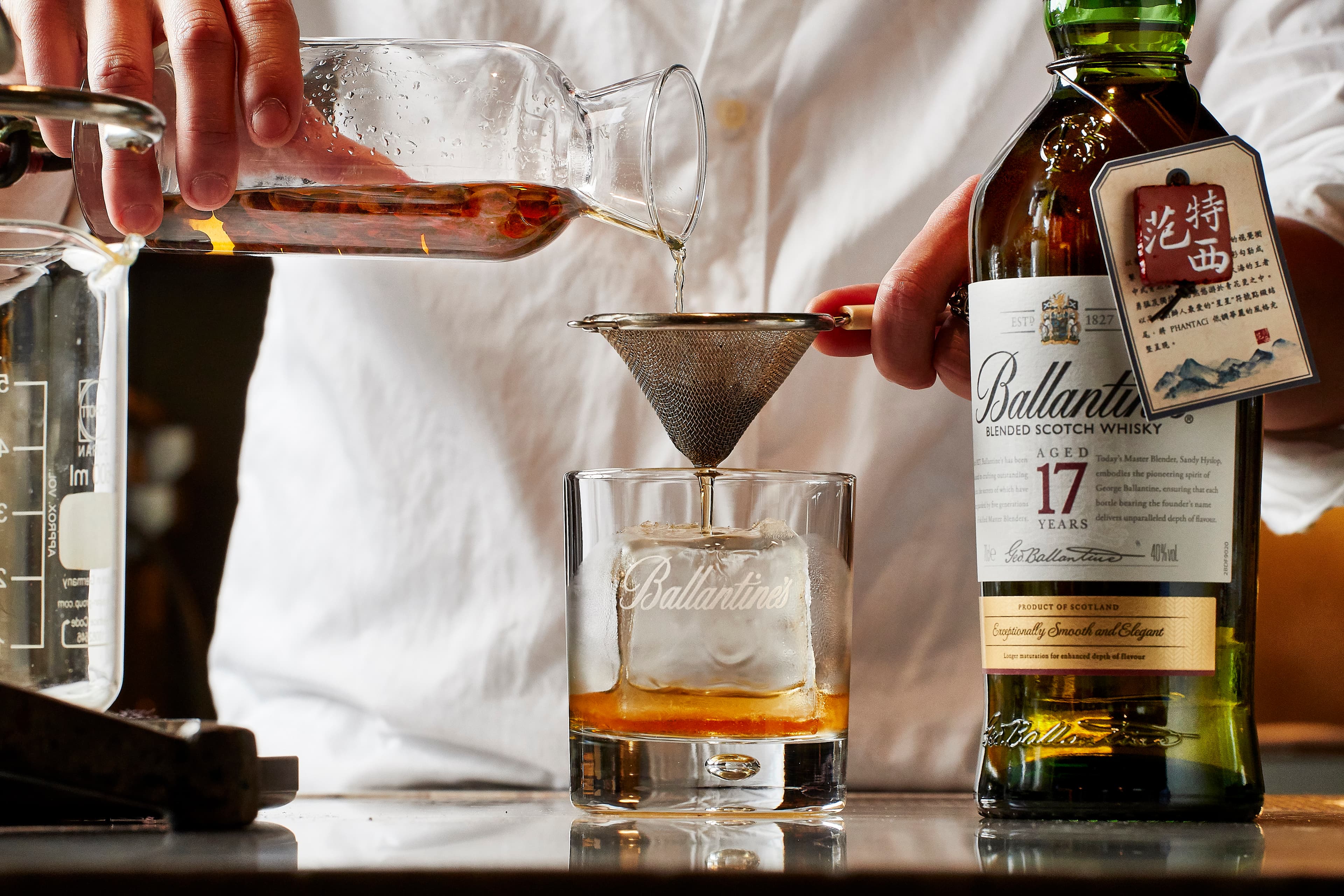 「Coffee infused whisky」的最佳比例是蘇格蘭威士忌100ml搭配未碾壓咖啡豆10克(或碾壓過咖啡豆5克),浸泡16至24小時過濾後即能飲用。