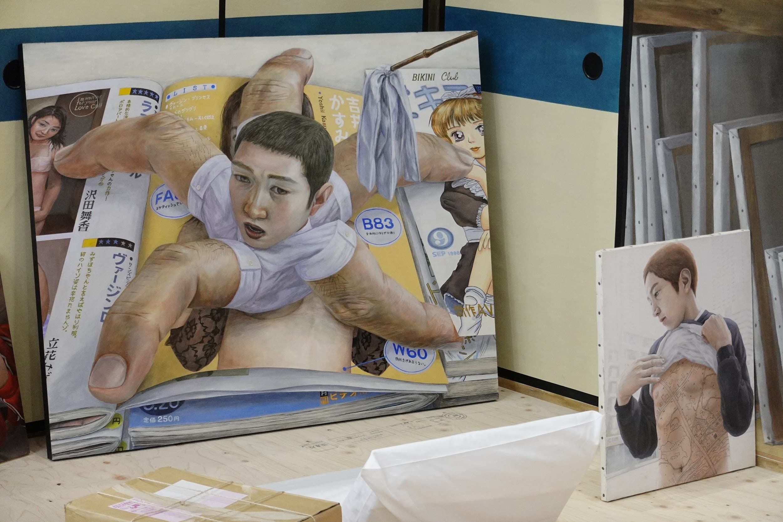 日本已故藝術家石田徹也,畫作結合人和日常物件,從第一眼的趣味到品味後可感受到人被物質宰制的哀傷。
