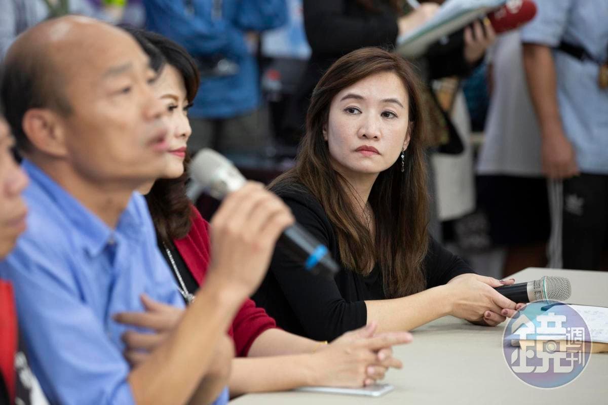 原本擔任高雄新聞局長的王淺秋(右),去年12月接任韓國瑜競選辦公室總發言人。