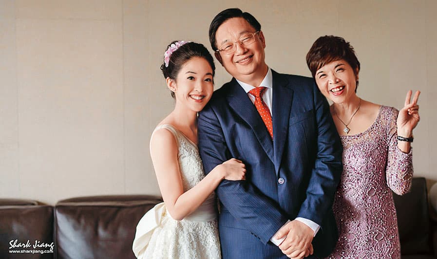 楊文虎(中)及王音之(右)夫婦潛逃美國藏匿半年,獨留愛女楊宇晨(左)在台湮滅罪證及藏匿犯罪所得遭收押至今。(翻攝婚攝鯊魚&Neo&狗狗)