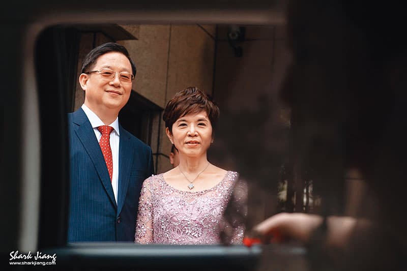 楊文虎(左)及王音之(右)夫婦赴美依親具有美國公民身分的兒子,北檢將2人求刑30年,並循司法互助管道請求美方遣返,楊文虎已遭美國驅逐出境遣送回台。(翻攝婚攝鯊魚&Neo&狗狗)